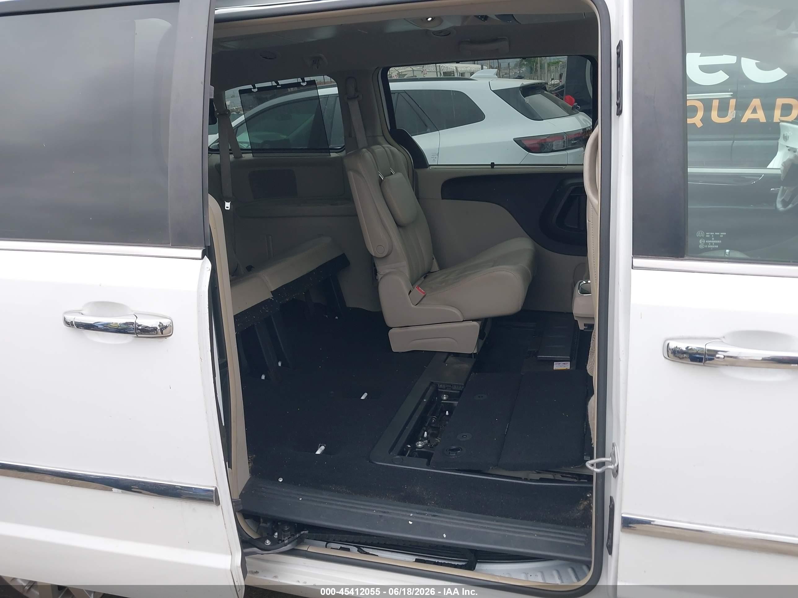 2014 Chrysler Town & Country Touring White vin: 2C4RC1BG6ER454426