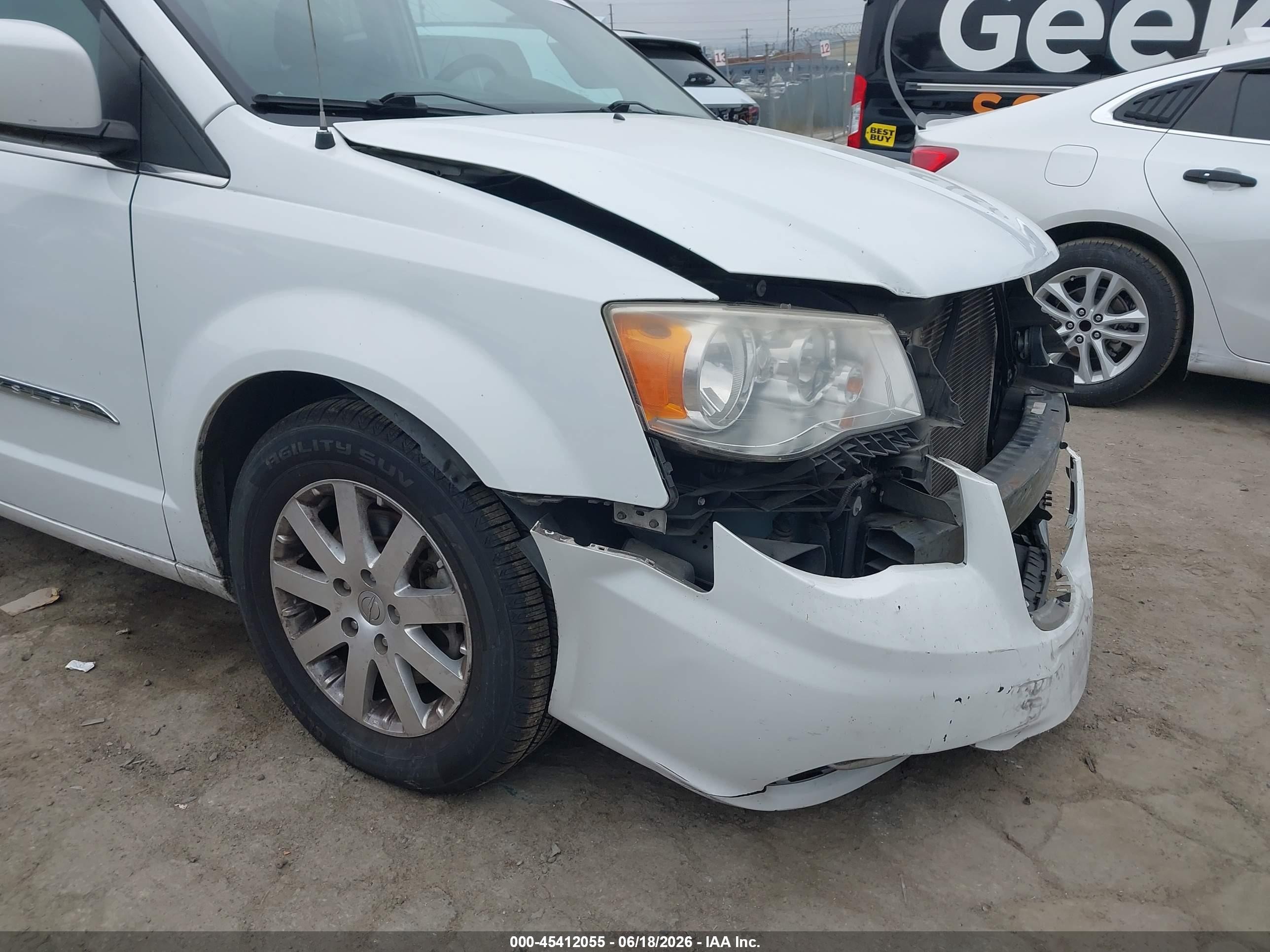 2014 Chrysler Town & Country Touring White vin: 2C4RC1BG6ER454426