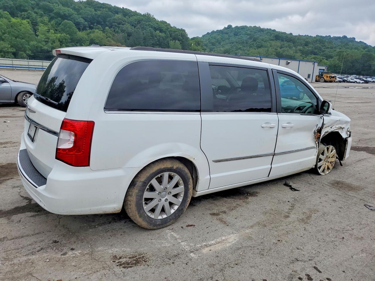 2015 Chrysler Town & Country Touring White vin: 2C4RC1BG6FR519499