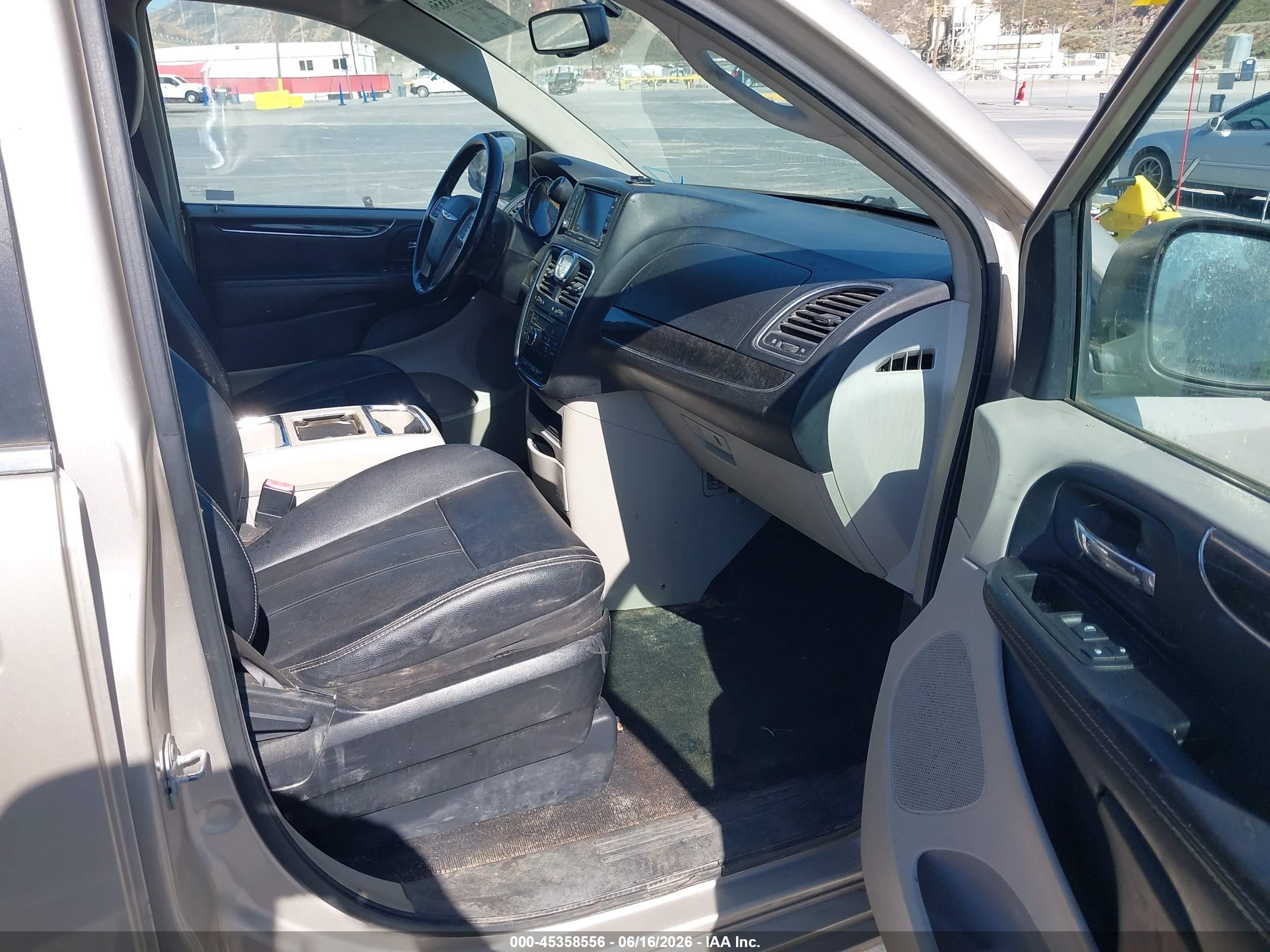 2015 Chrysler Town & Country Touring Beige vin: 2C4RC1BG6FR538098