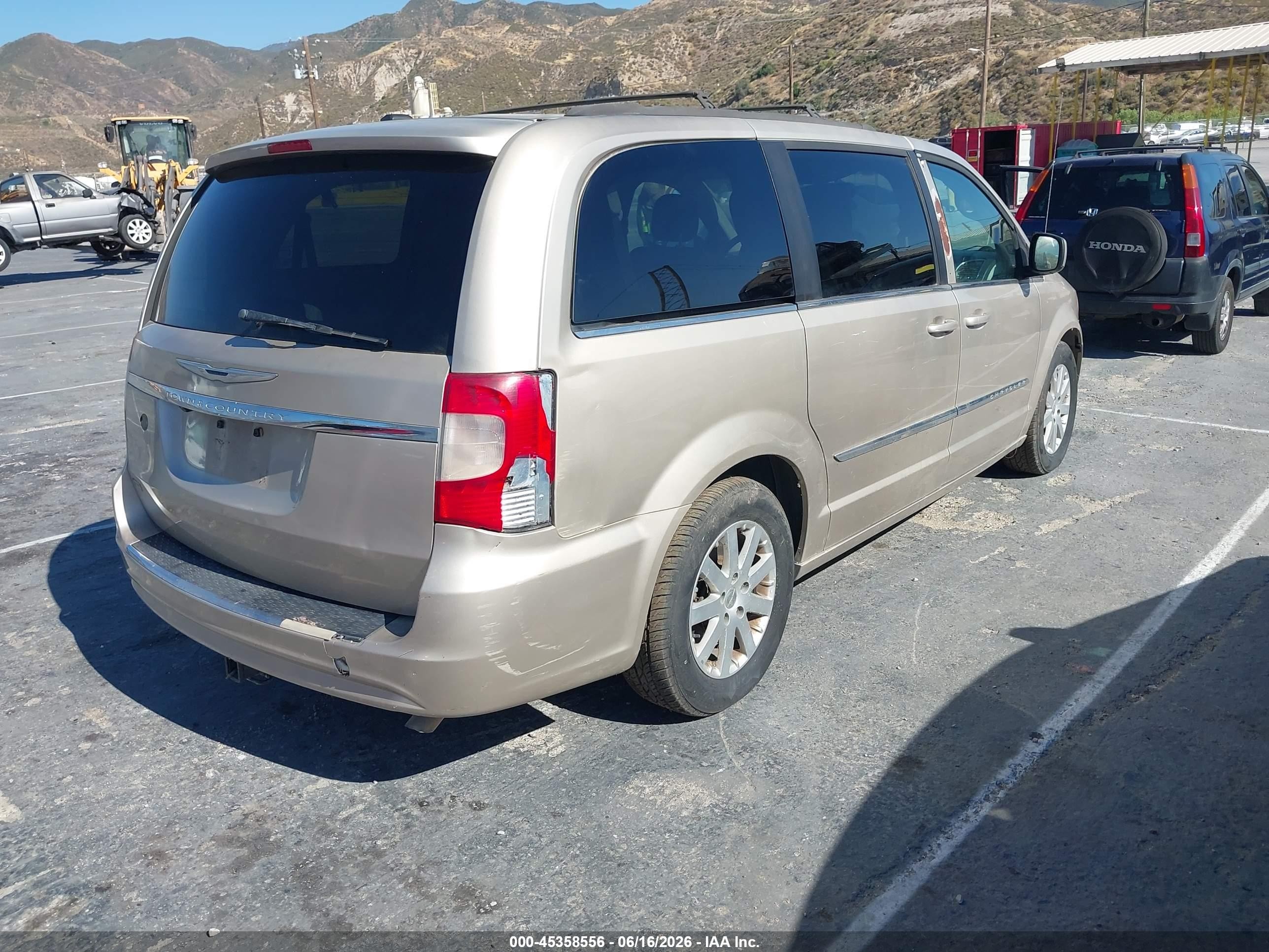 2015 Chrysler Town & Country Touring Beige vin: 2C4RC1BG6FR538098
