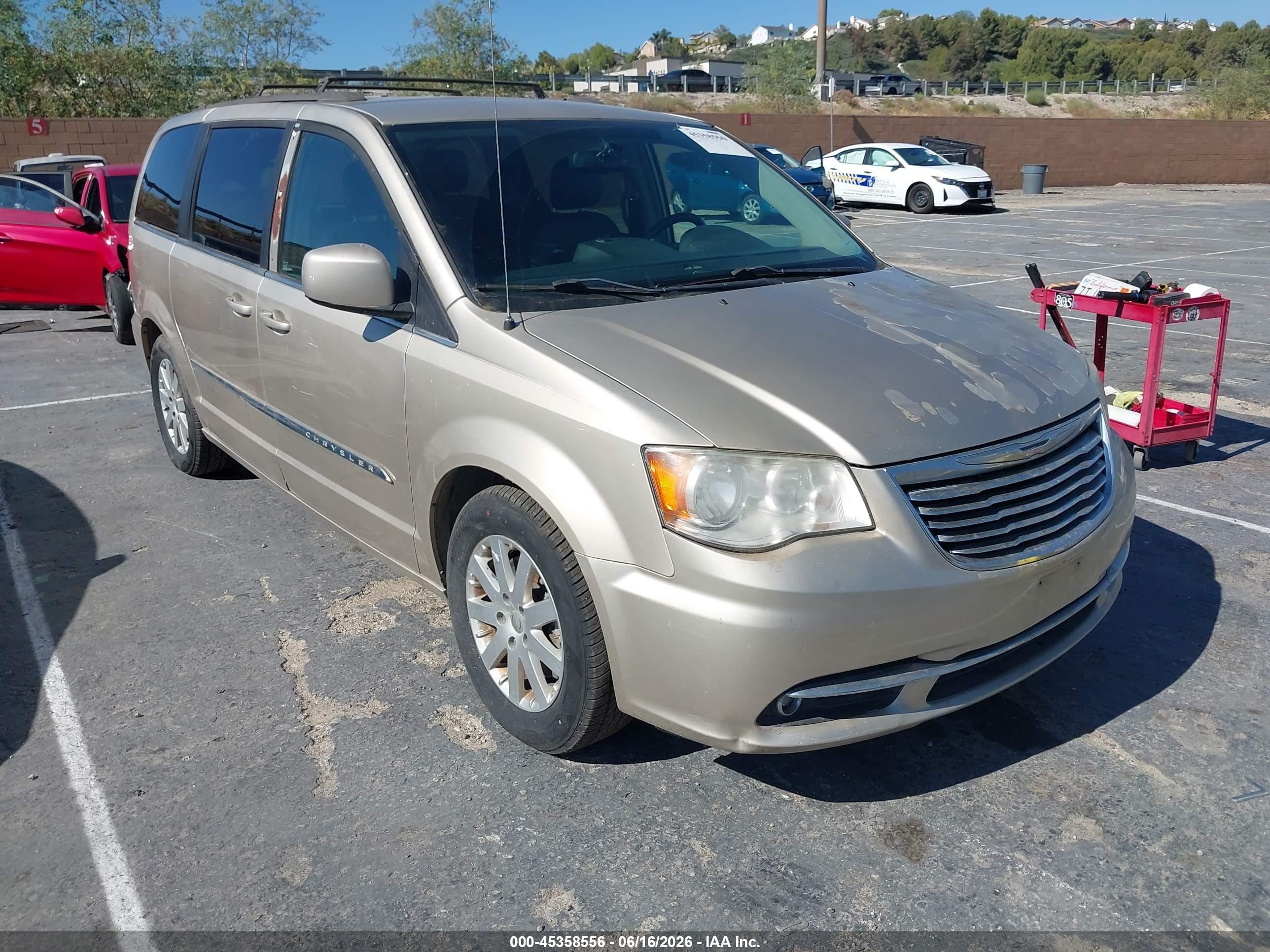 2015 Chrysler Town & Country Touring Beige vin: 2C4RC1BG6FR538098