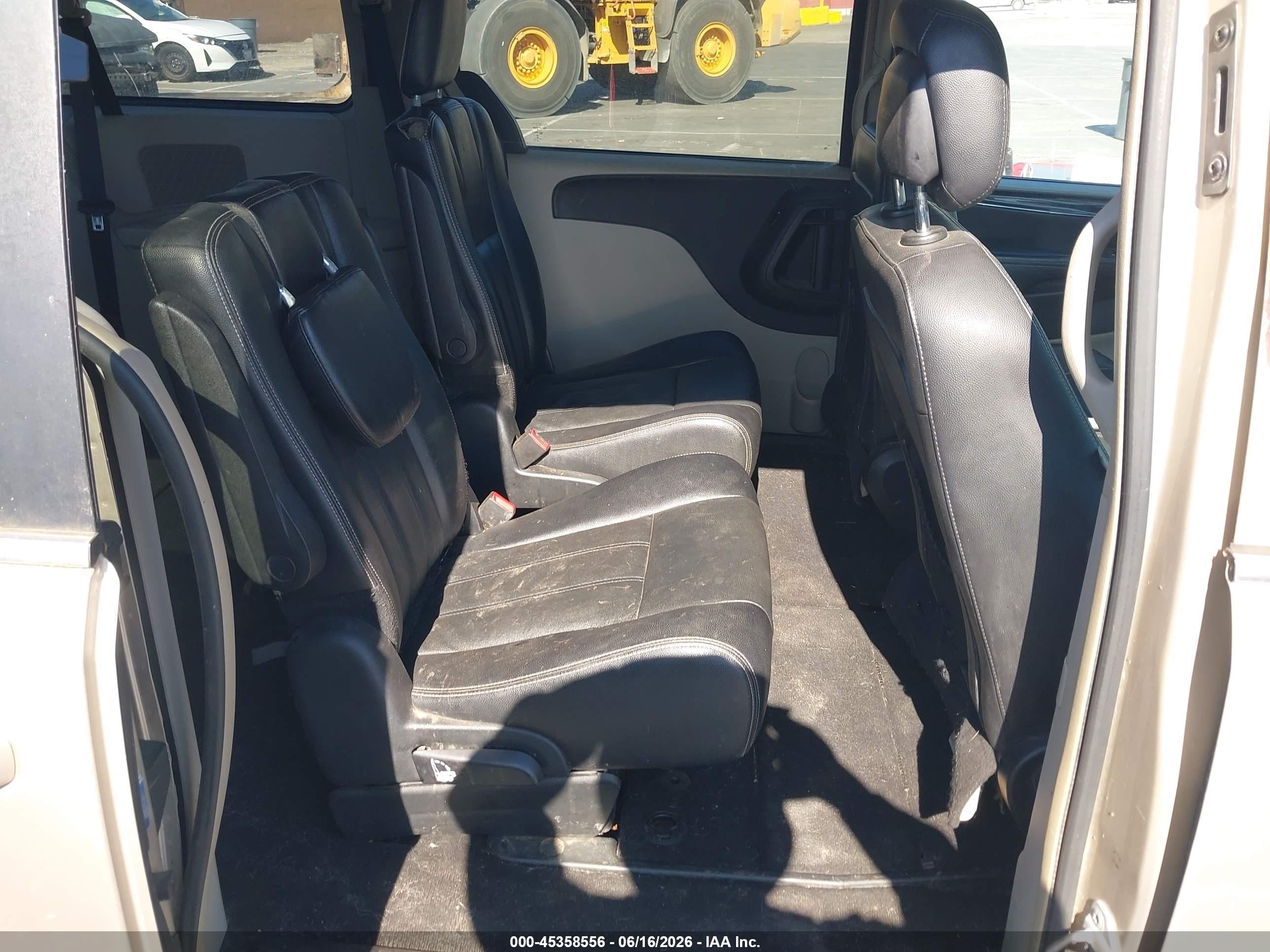 2015 Chrysler Town & Country Touring Beige vin: 2C4RC1BG6FR538098