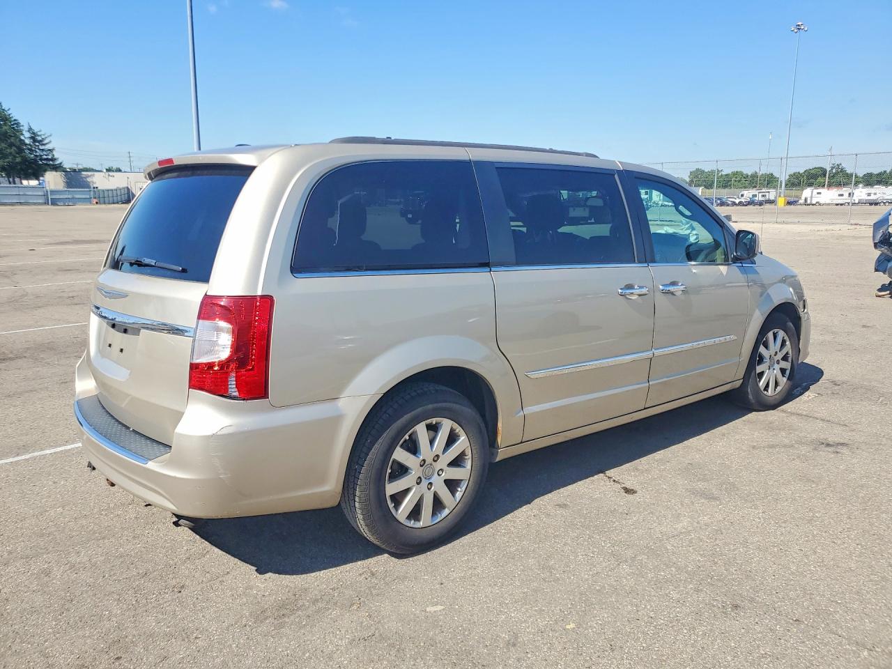 2015 Chrysler Town & Country Touring Beige vin: 2C4RC1BG6FR554012