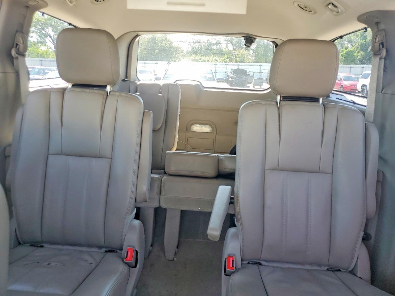 2015 Chrysler Town & Country Touring Beige vin: 2C4RC1BG6FR554012
