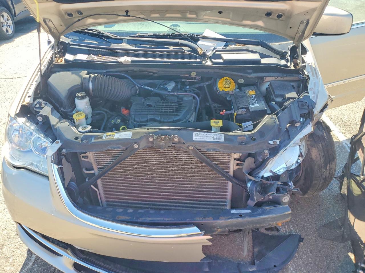 2015 Chrysler Town & Country Touring Beige vin: 2C4RC1BG6FR554012