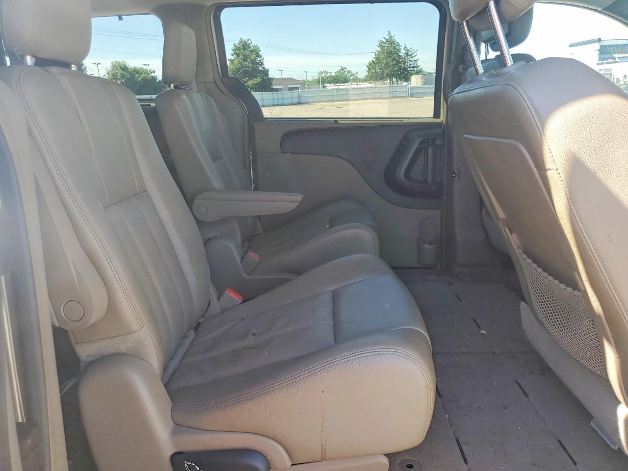 2015 Chrysler Town & Country Touring Beige vin: 2C4RC1BG6FR554012