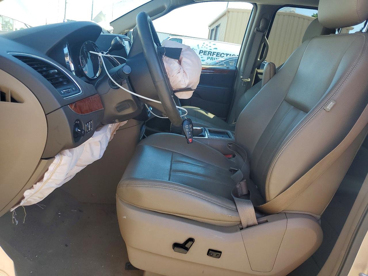 2015 Chrysler Town & Country Touring Beige vin: 2C4RC1BG6FR554012