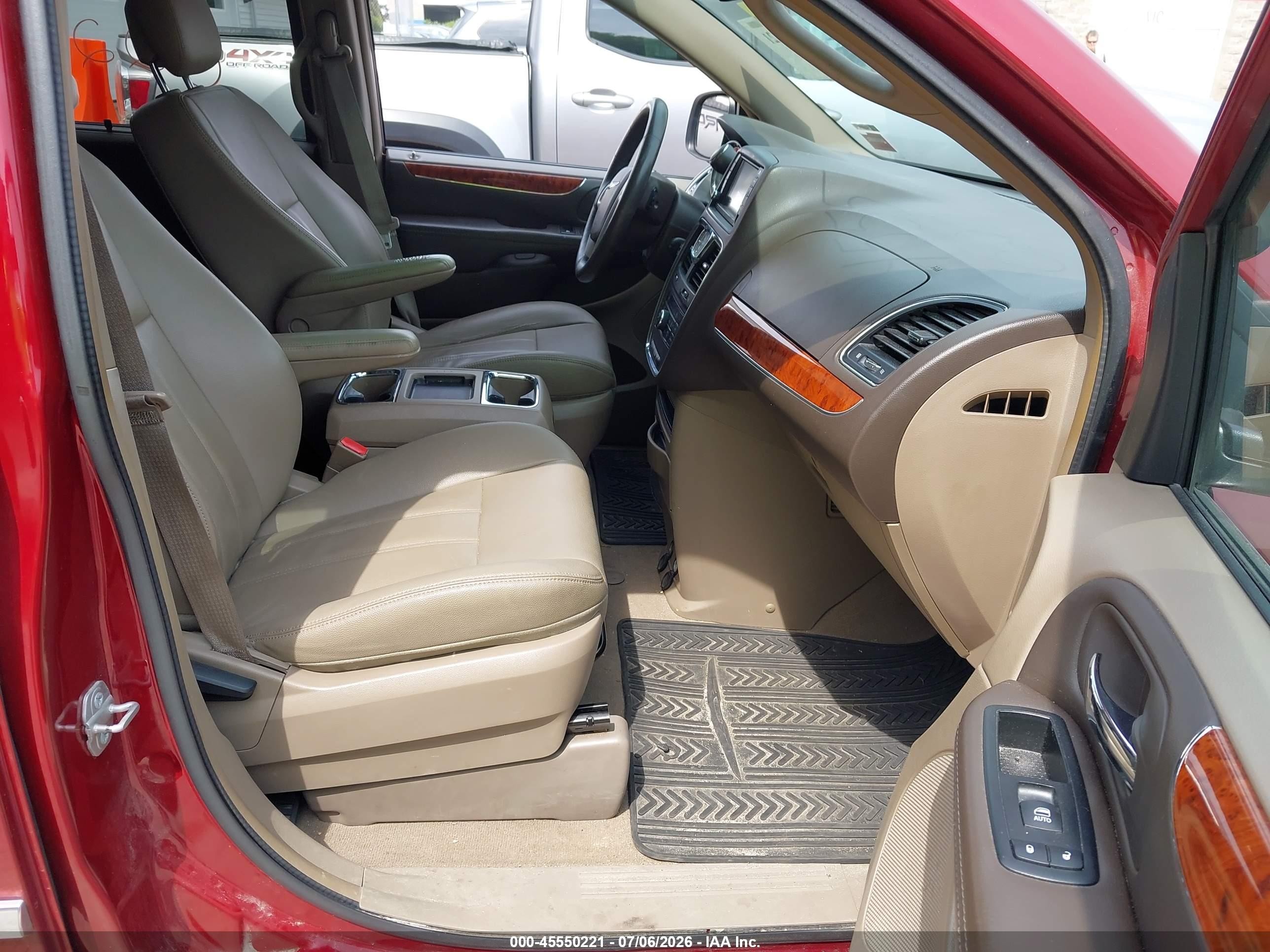 2015 Chrysler Town & Country Touring Red vin: 2C4RC1BG6FR571795
