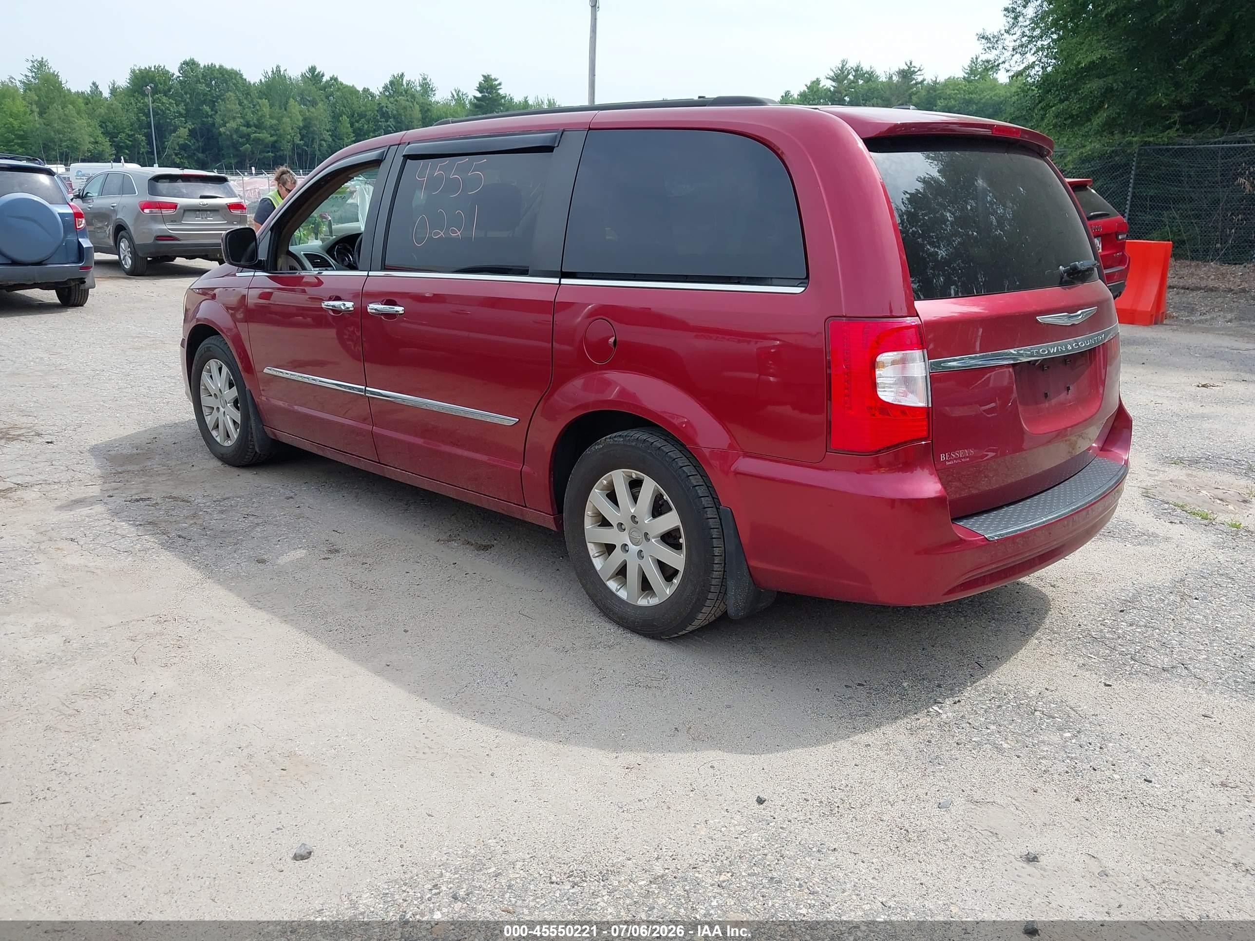 2015 Chrysler Town & Country Touring Red vin: 2C4RC1BG6FR571795