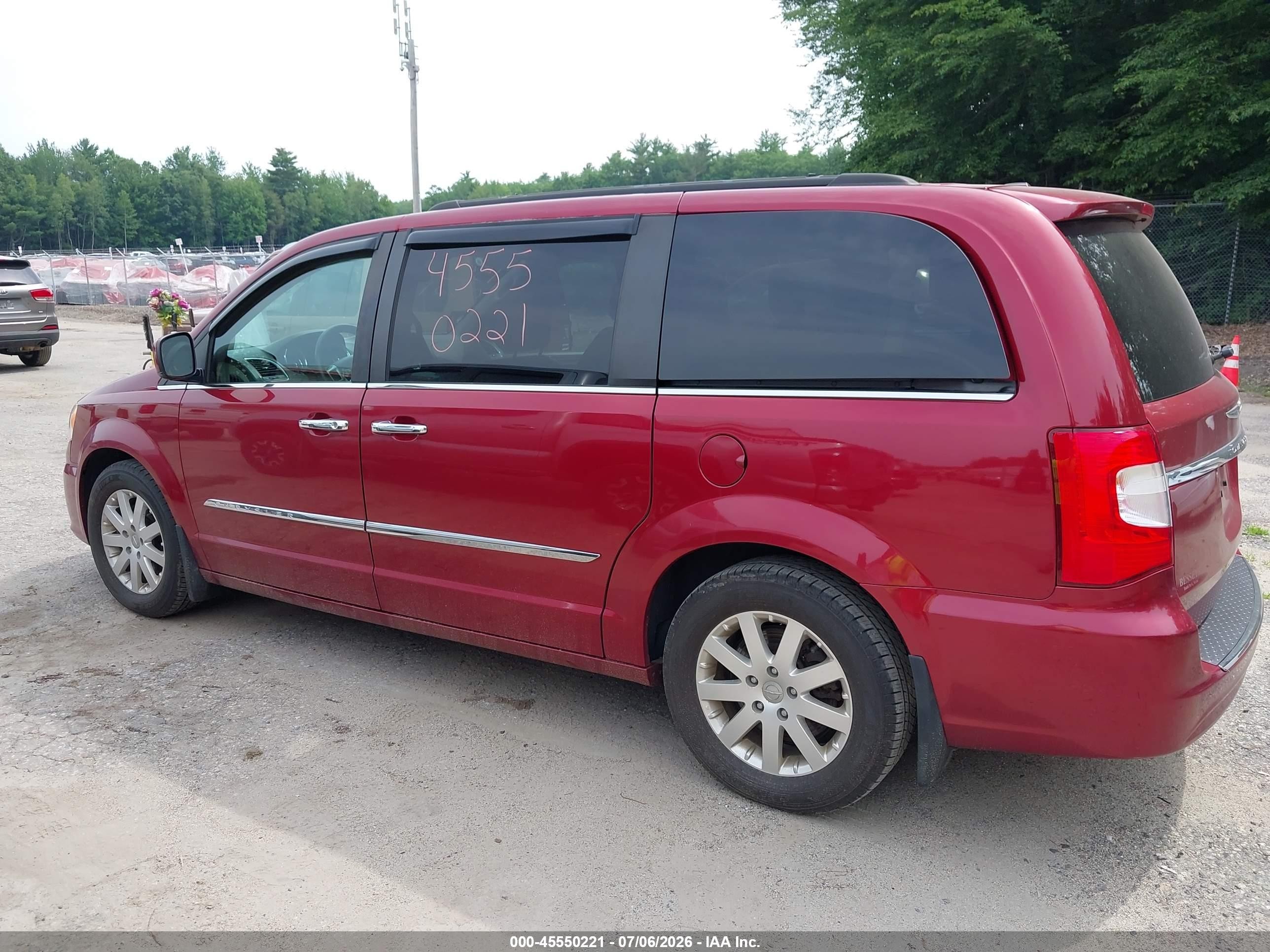 2015 Chrysler Town & Country Touring Red vin: 2C4RC1BG6FR571795