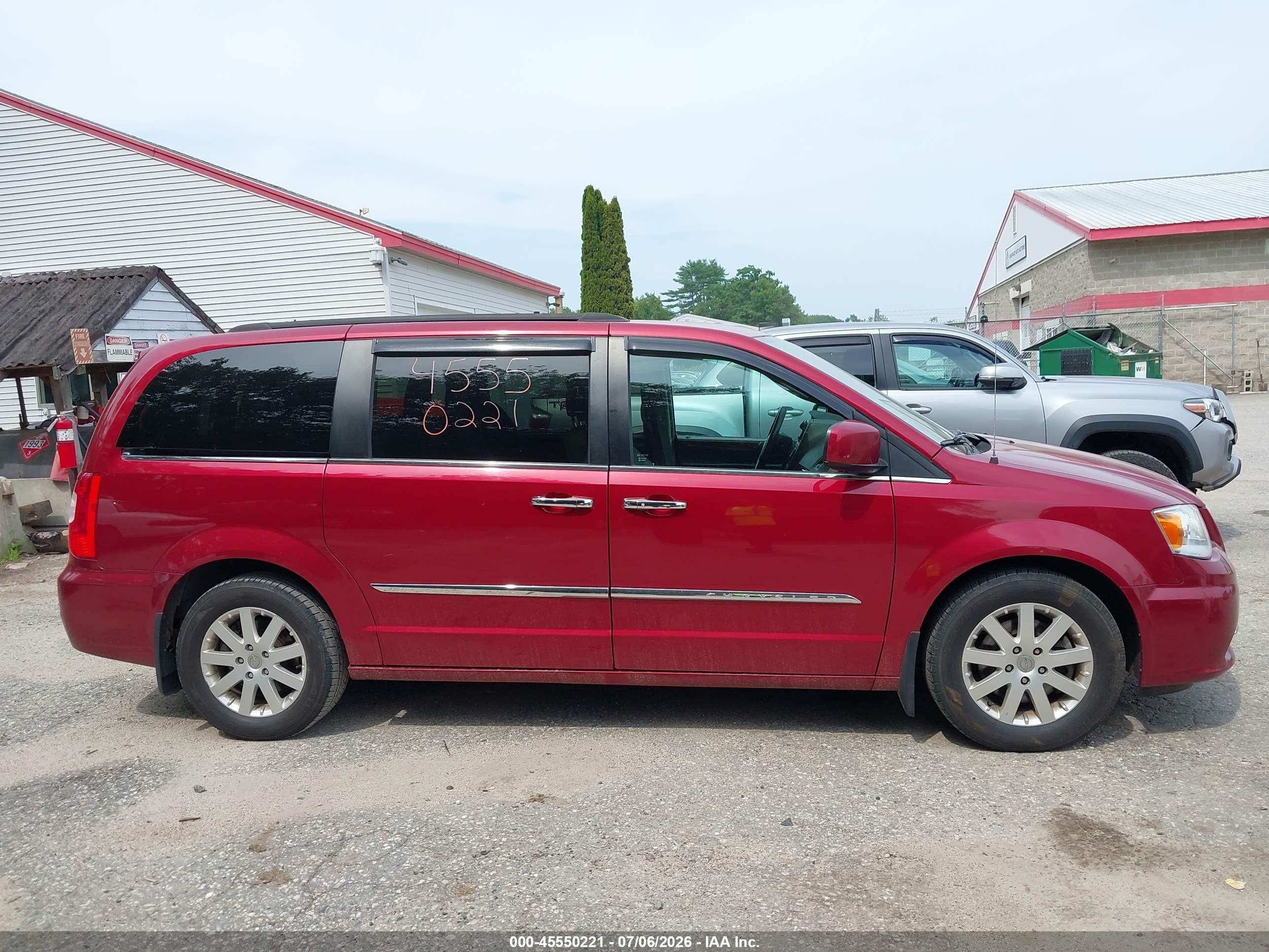 2015 Chrysler Town & Country Touring Red vin: 2C4RC1BG6FR571795
