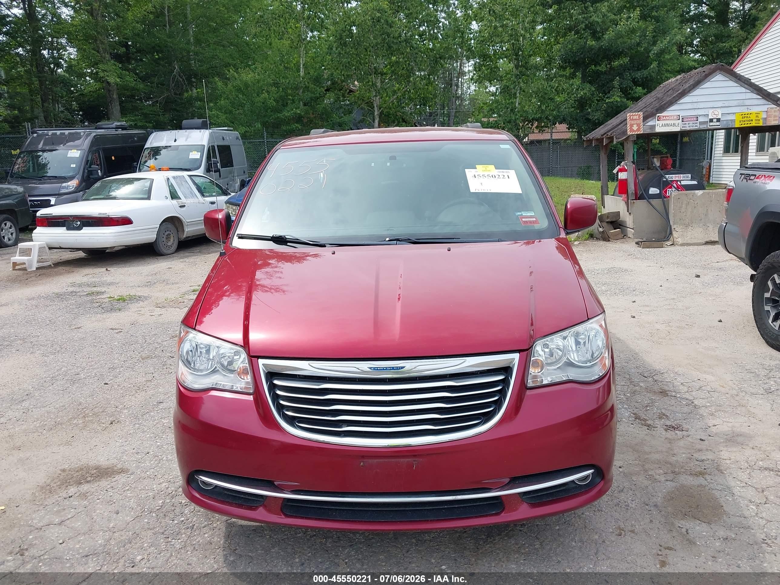 2015 Chrysler Town & Country Touring Red vin: 2C4RC1BG6FR571795