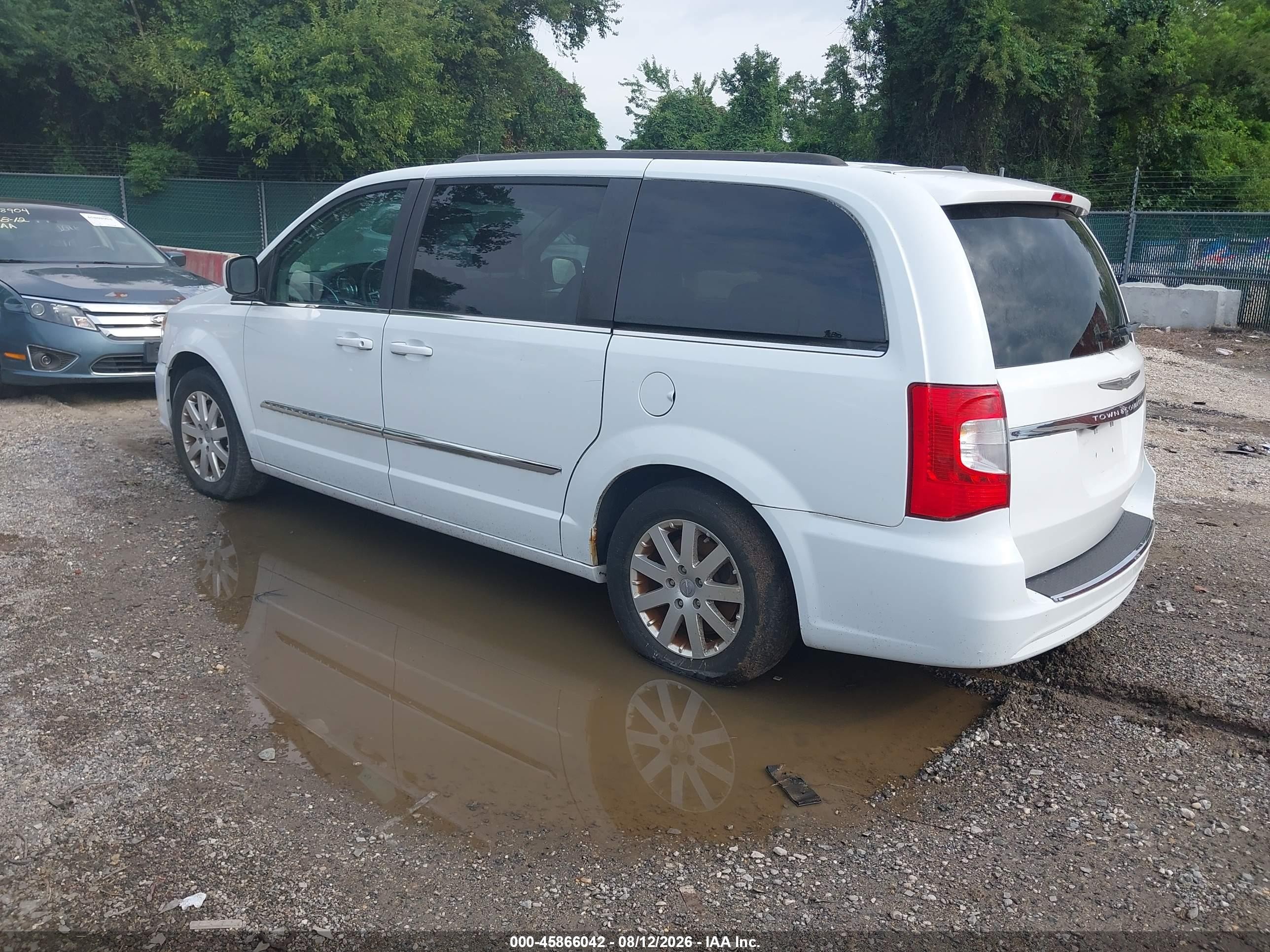 2015 Chrysler Town & Country Touring White vin: 2C4RC1BG6FR582425