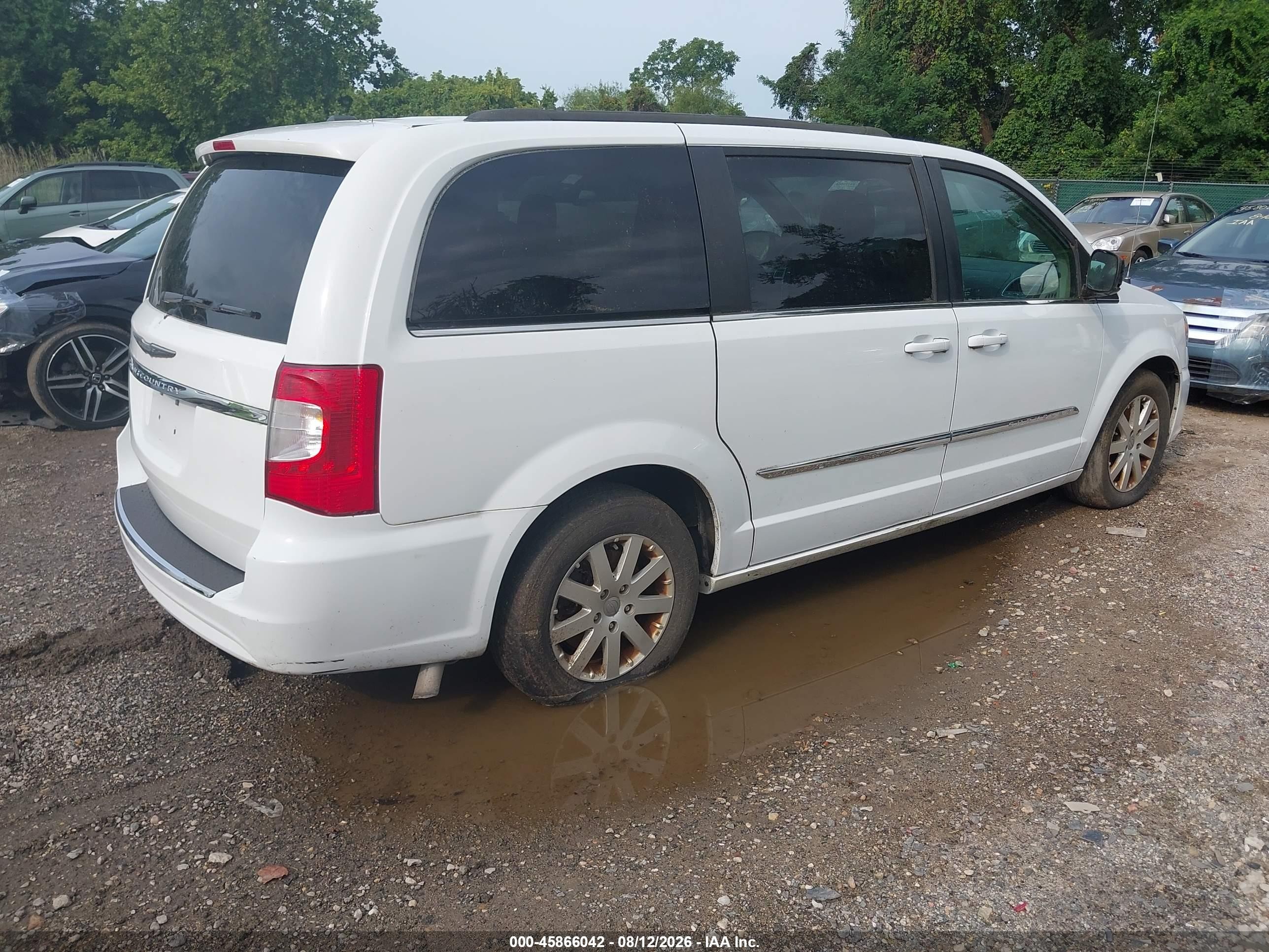 2015 Chrysler Town & Country Touring White vin: 2C4RC1BG6FR582425