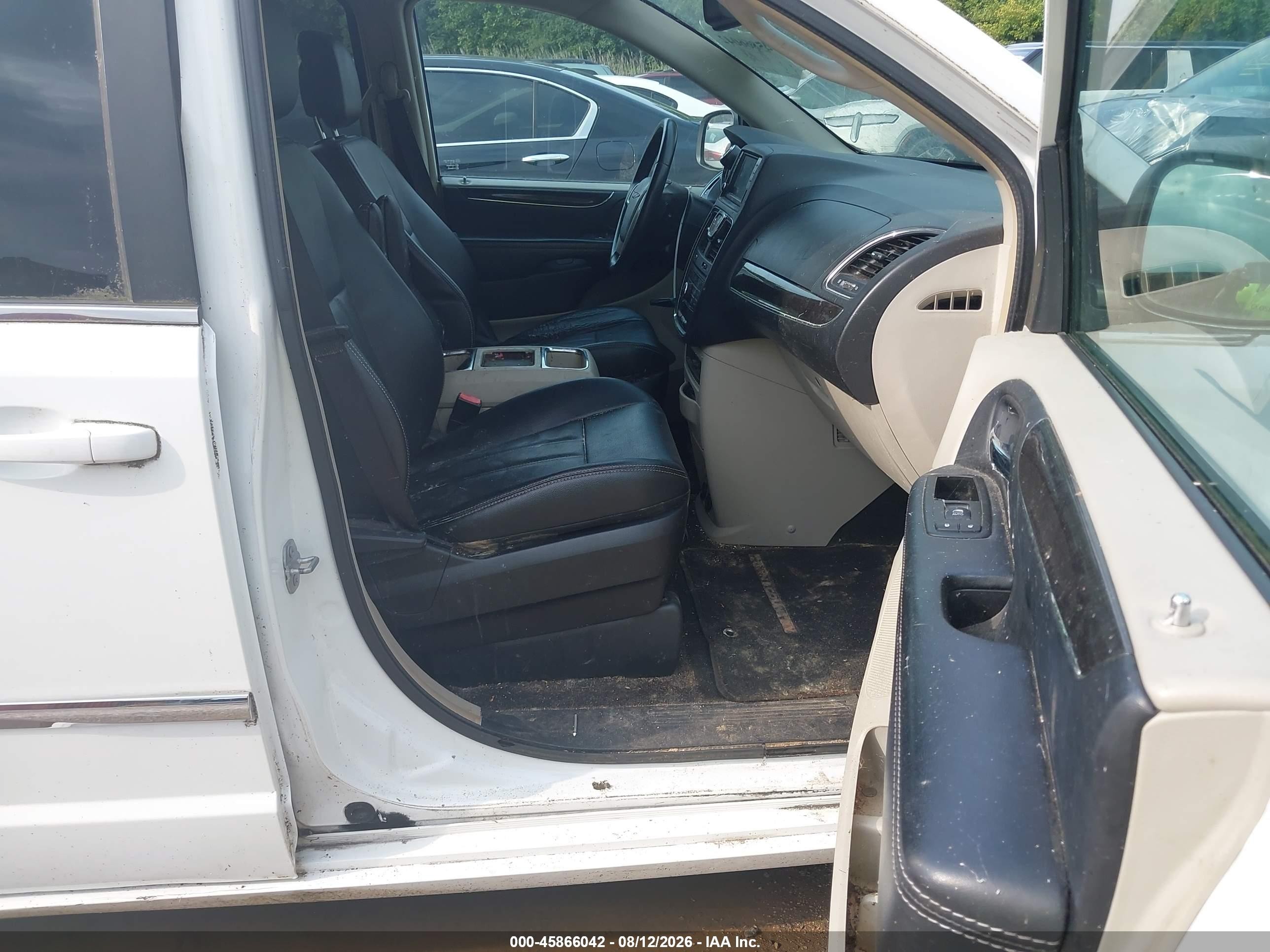 2015 Chrysler Town & Country Touring White vin: 2C4RC1BG6FR582425