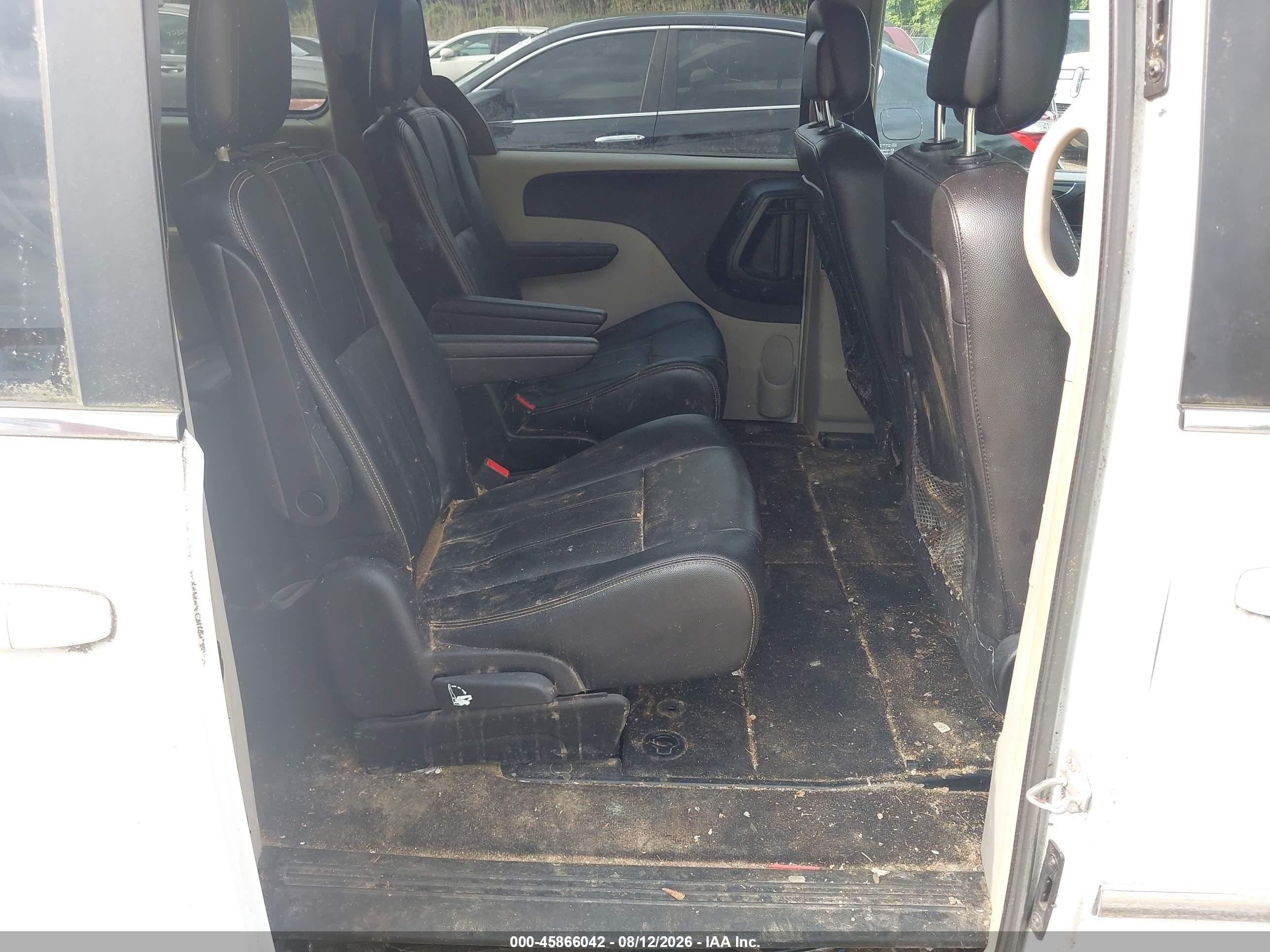 2015 Chrysler Town & Country Touring White vin: 2C4RC1BG6FR582425
