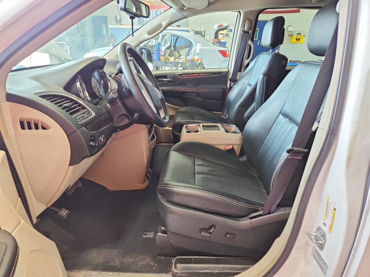2015 Chrysler Town & Country Touring Белый vin: 2C4RC1BG6FR594672