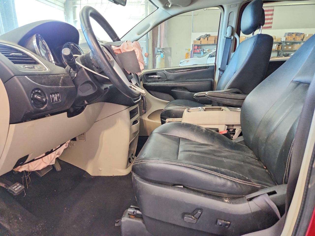 2015 Chrysler Town & Cnt Red vin: 2C4RC1BG6FR608778