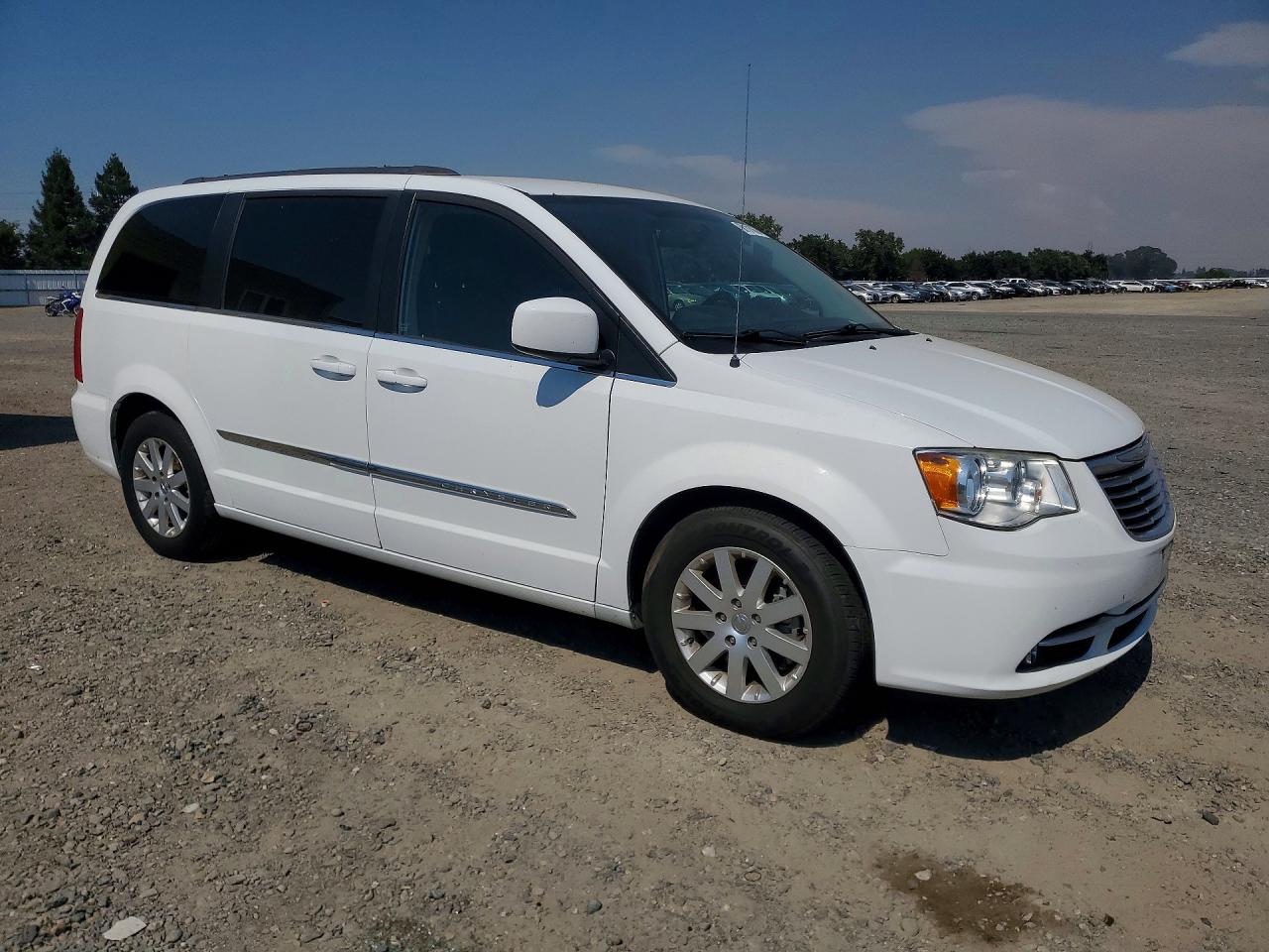 2015 Chrysler Town & Country Touring White vin: 2C4RC1BG6FR645474