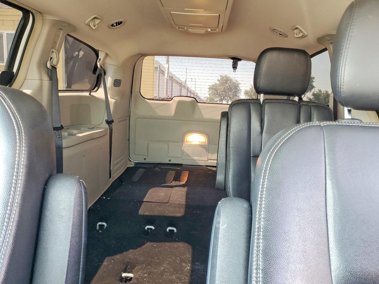 2015 Chrysler Town & Country Touring White vin: 2C4RC1BG6FR645474