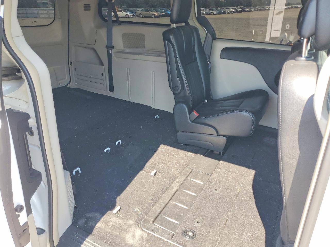 2015 Chrysler Town & Country Touring White vin: 2C4RC1BG6FR645474