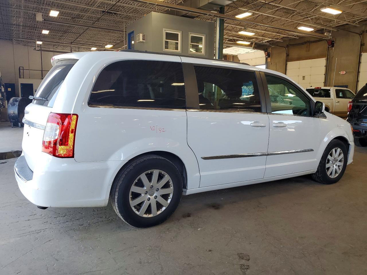 2015 Chrysler Town & Country Touring Белый vin: 2C4RC1BG6FR655017