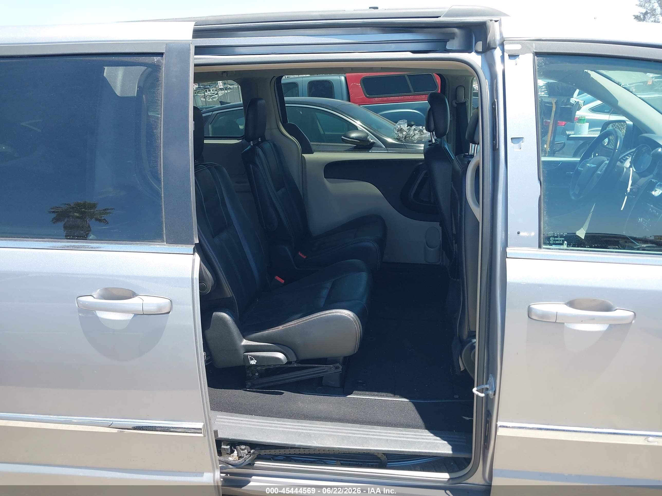 2015 Chrysler Town & Country Touring Silver vin: 2C4RC1BG6FR655311