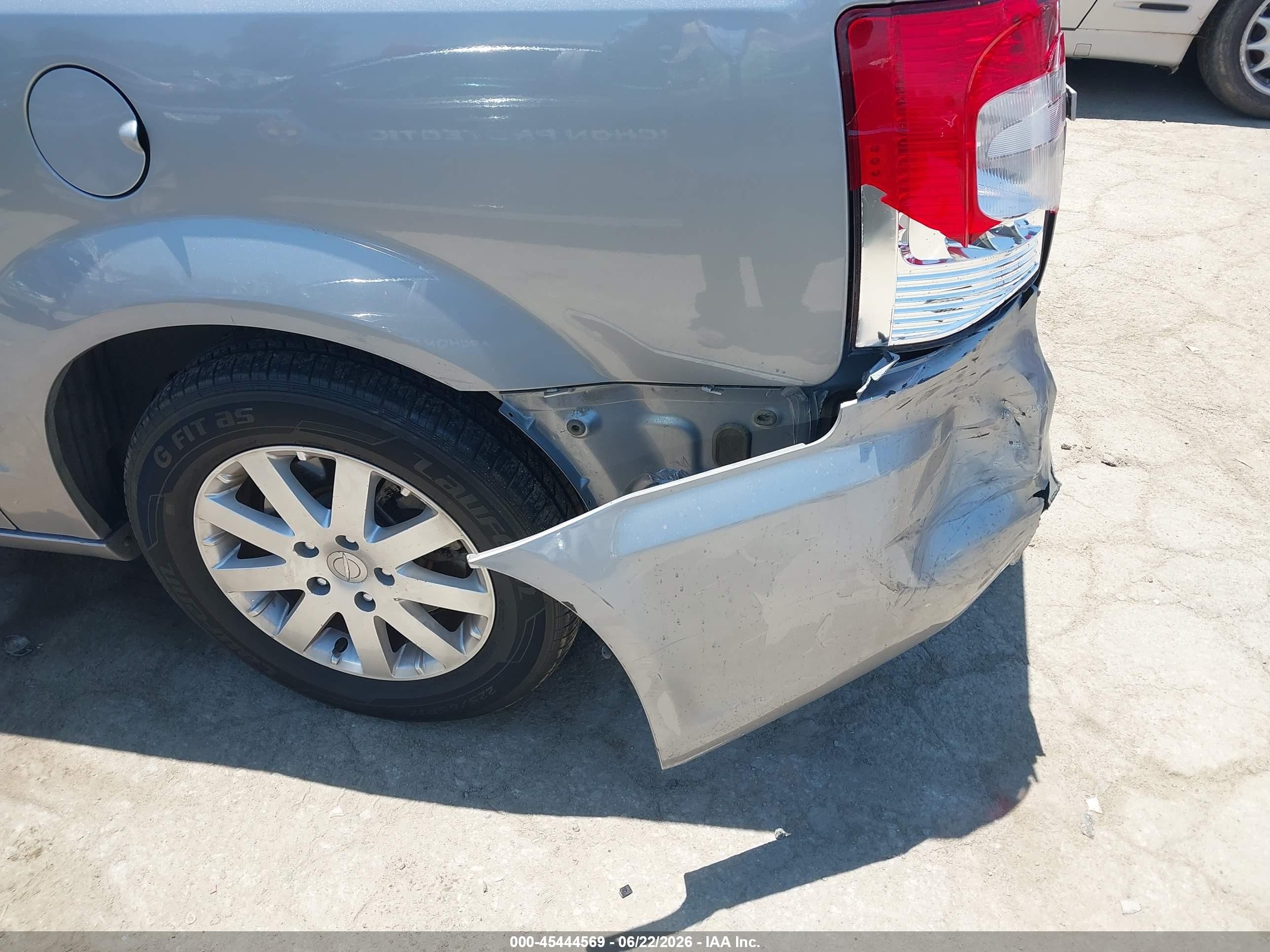 2015 Chrysler Town & Country Touring Silver vin: 2C4RC1BG6FR655311