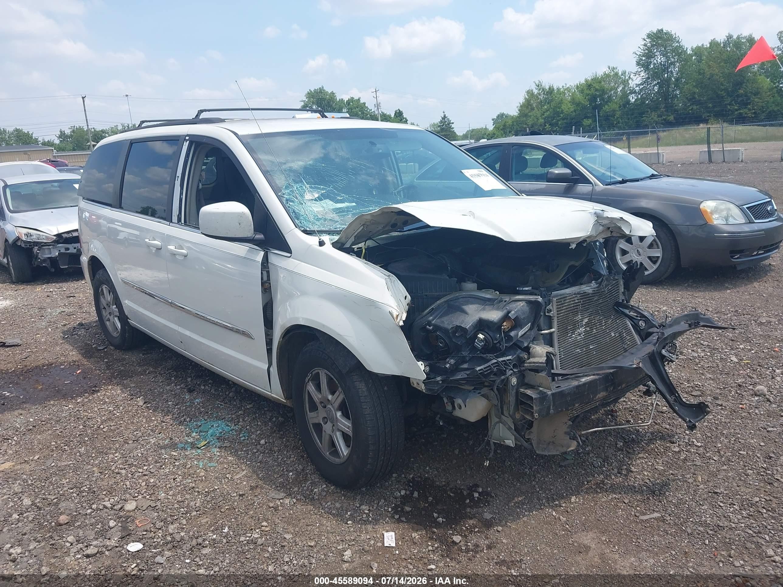 2013 Chrysler Town & Country Touring White vin: 2C4RC1BG7DR556638