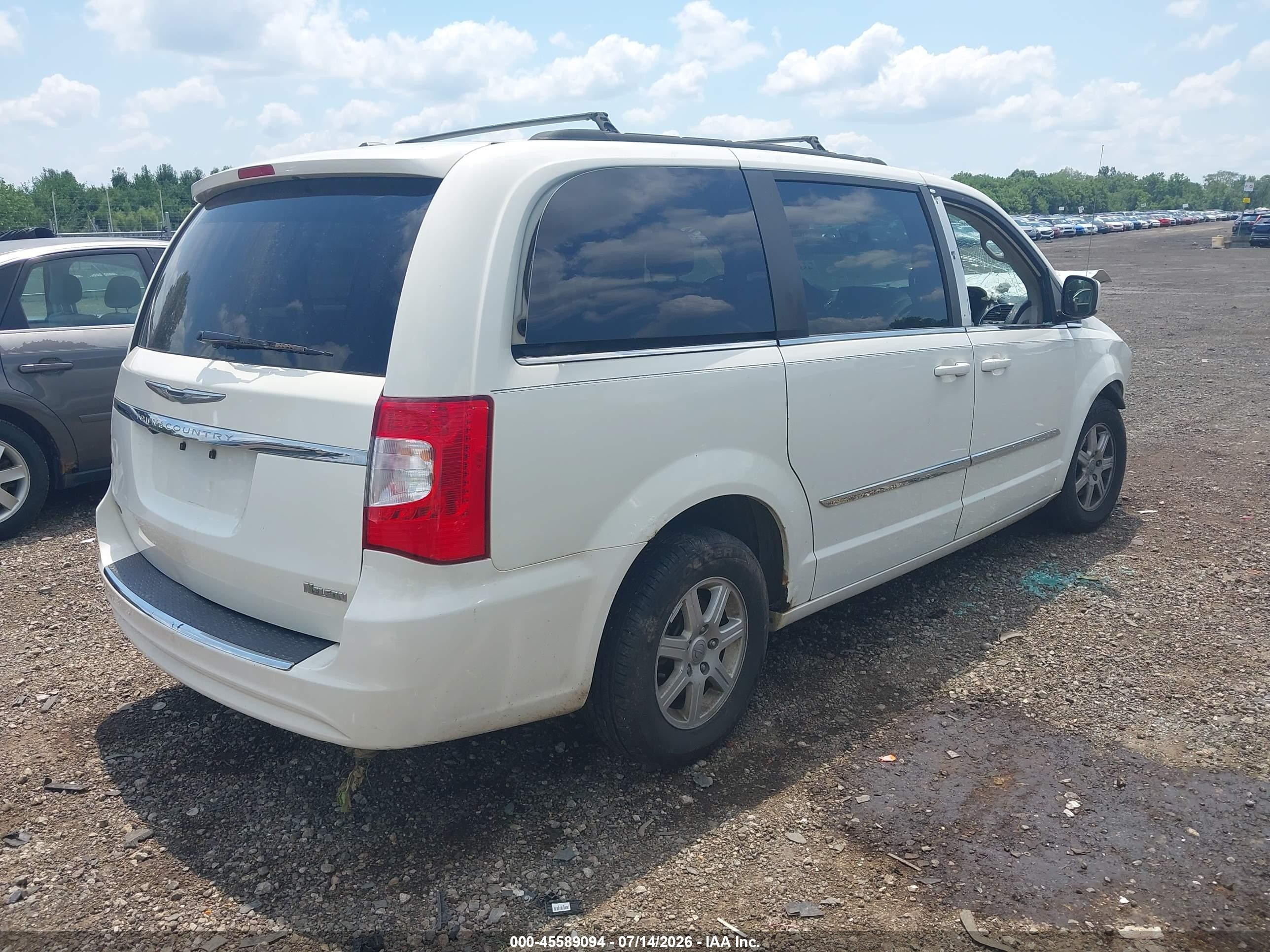 2013 Chrysler Town & Country Touring White vin: 2C4RC1BG7DR556638