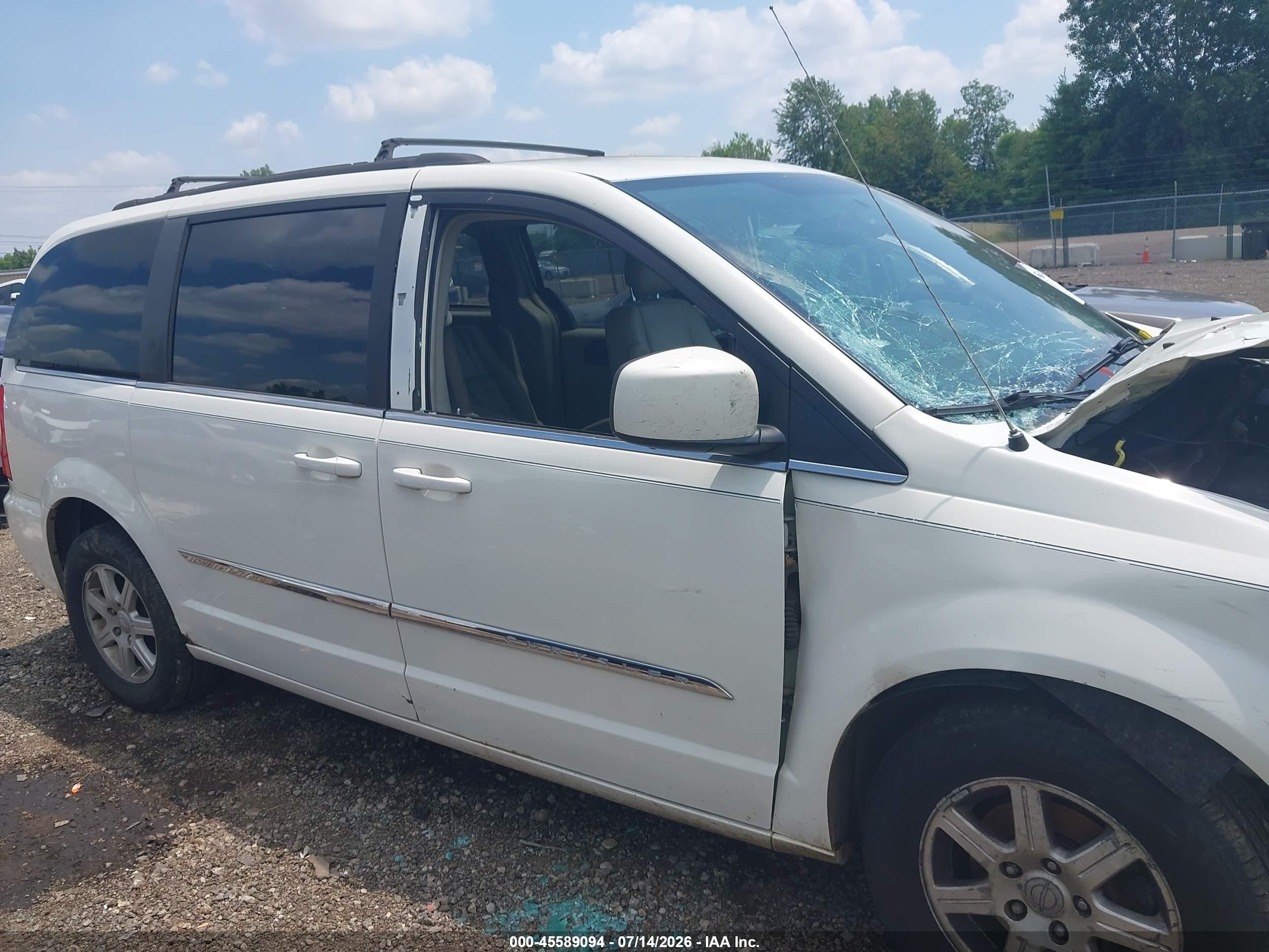2013 Chrysler Town & Country Touring White vin: 2C4RC1BG7DR556638