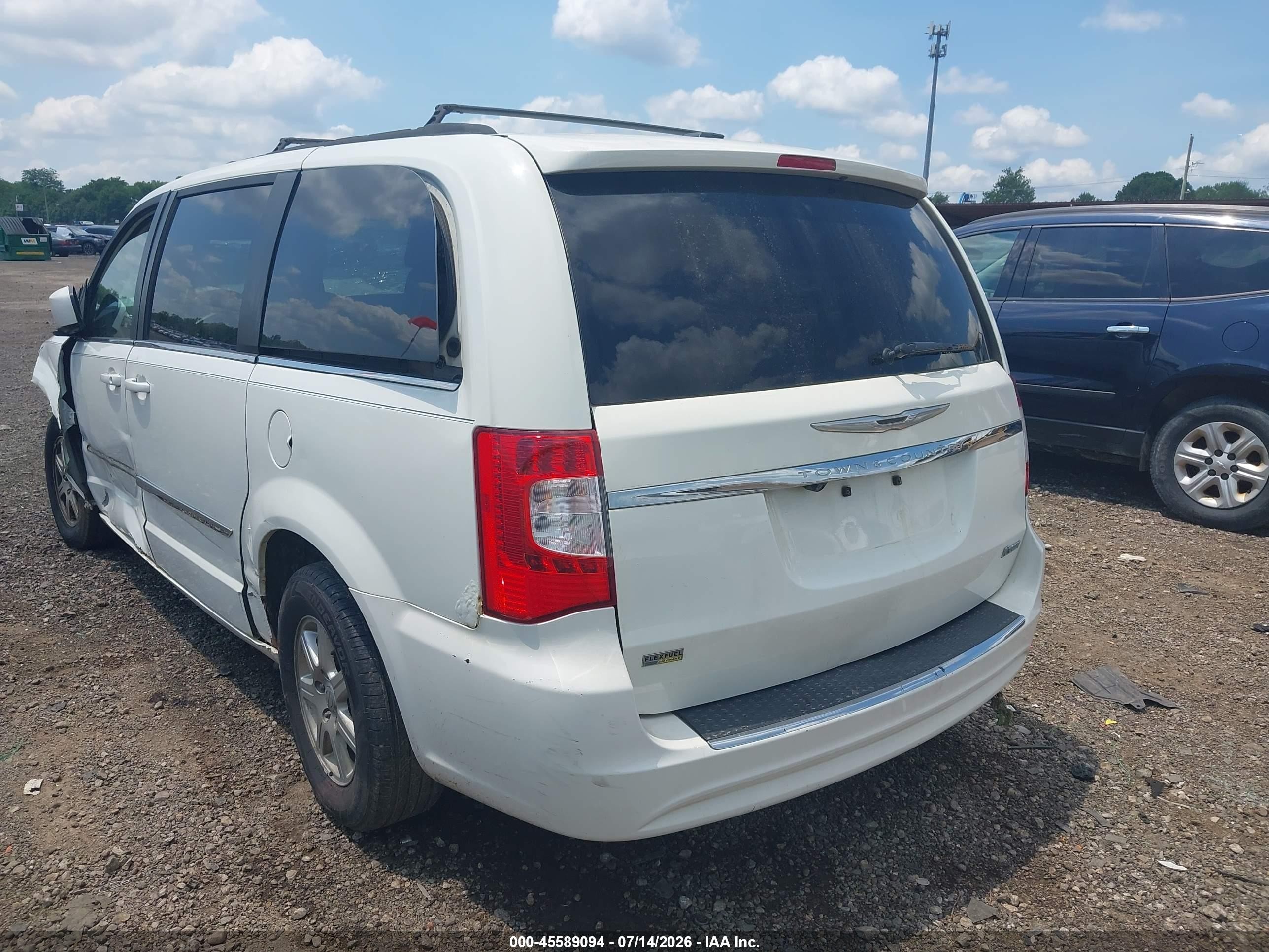 2013 Chrysler Town & Country Touring White vin: 2C4RC1BG7DR556638