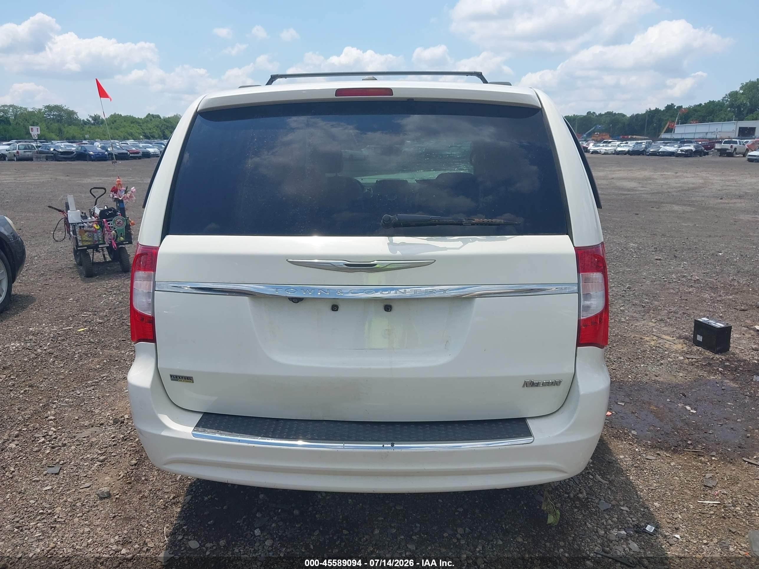 2013 Chrysler Town & Country Touring White vin: 2C4RC1BG7DR556638