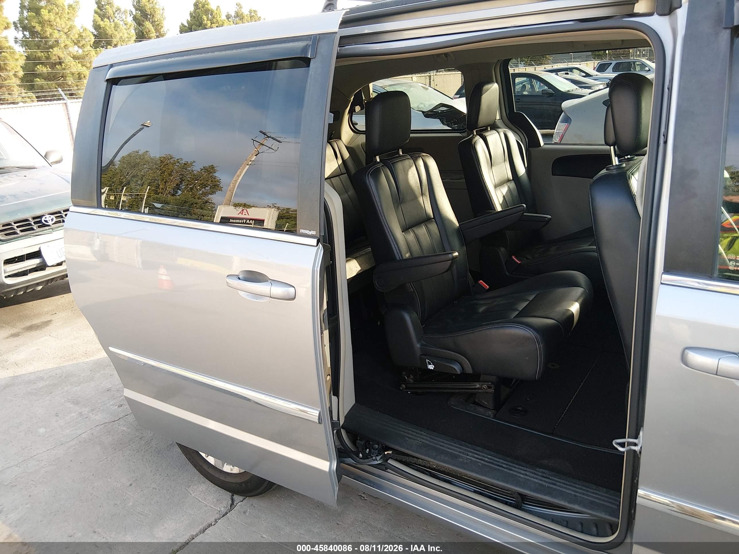 2013 Chrysler Town & Country Touring Silver vin: 2C4RC1BG7DR743801
