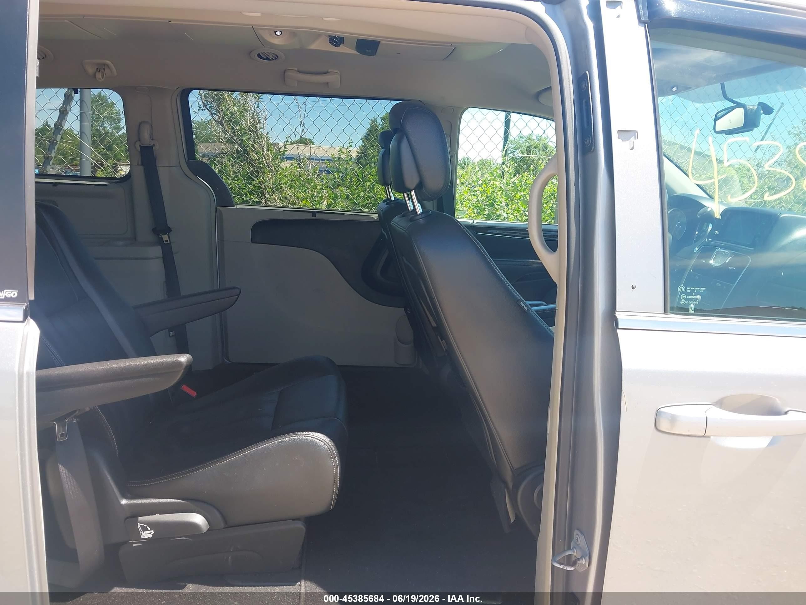 2013 Chrysler Town & Country Touring Серебряный vin: 2C4RC1BG7DR780556