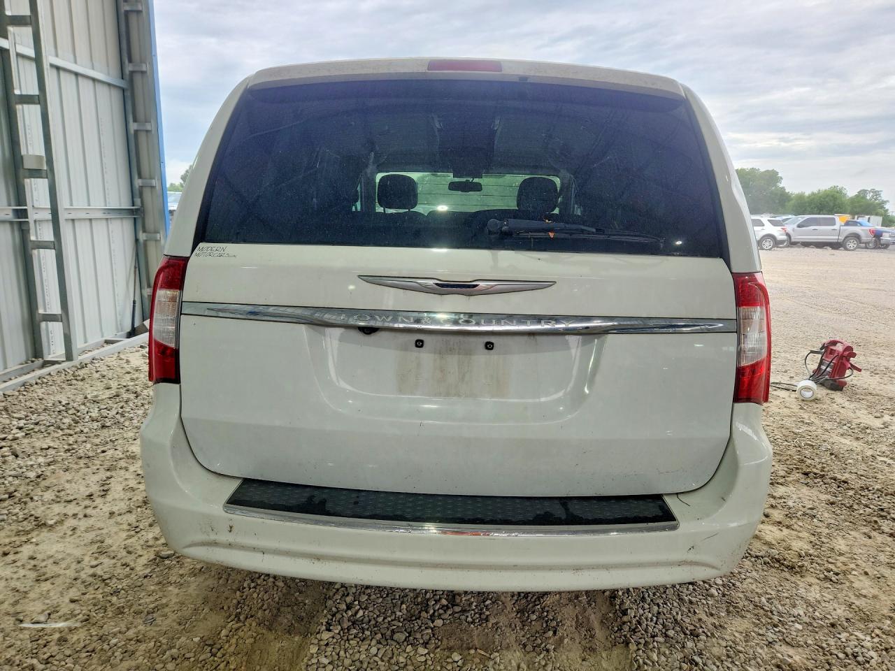 2013 Chrysler Town & Country Touring White vin: 2C4RC1BG7DR816004