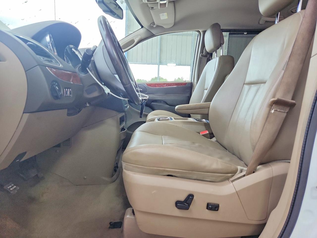 2013 Chrysler Town & Country Touring White vin: 2C4RC1BG7DR816004