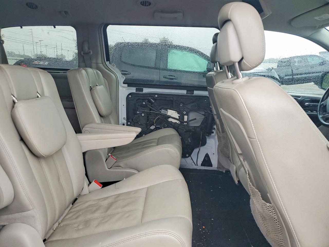 2013 Chrysler Town & Country Touring White vin: 2C4RC1BG7DR818206