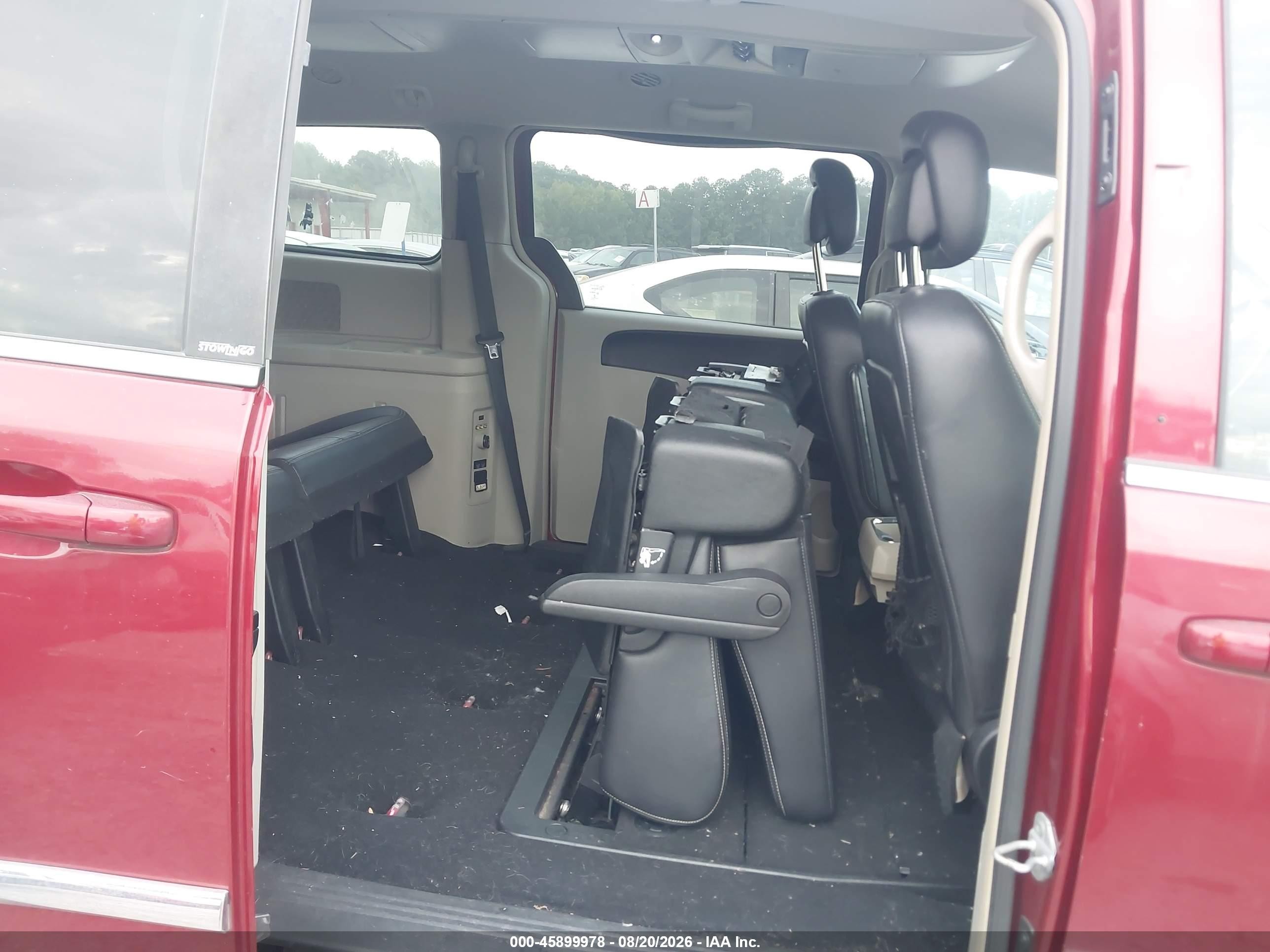 2014 Chrysler Town & Country Touring Red vin: 2C4RC1BG7ER124844