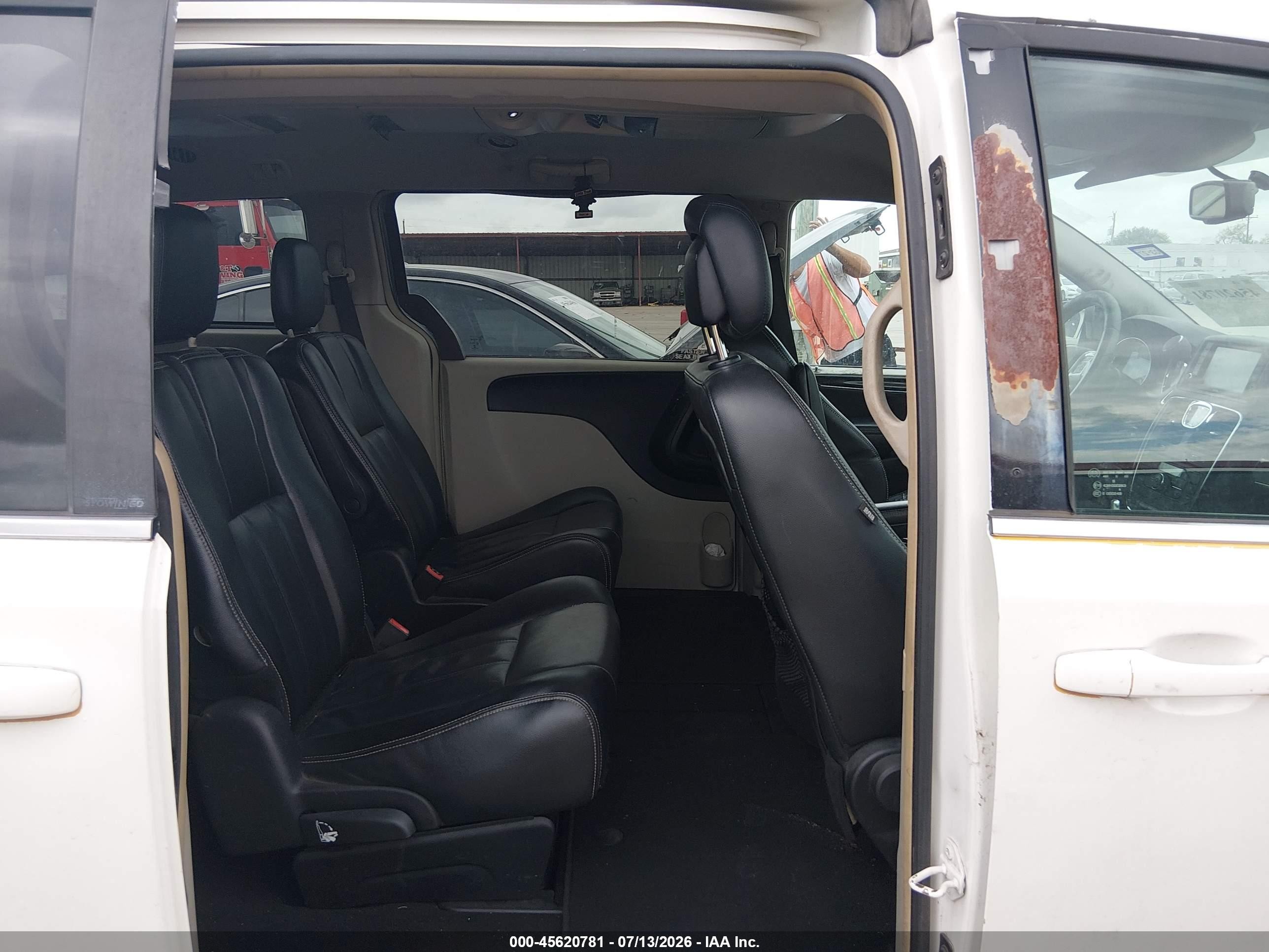 2014 Chrysler Town & Country Touring White vin: 2C4RC1BG7ER156421