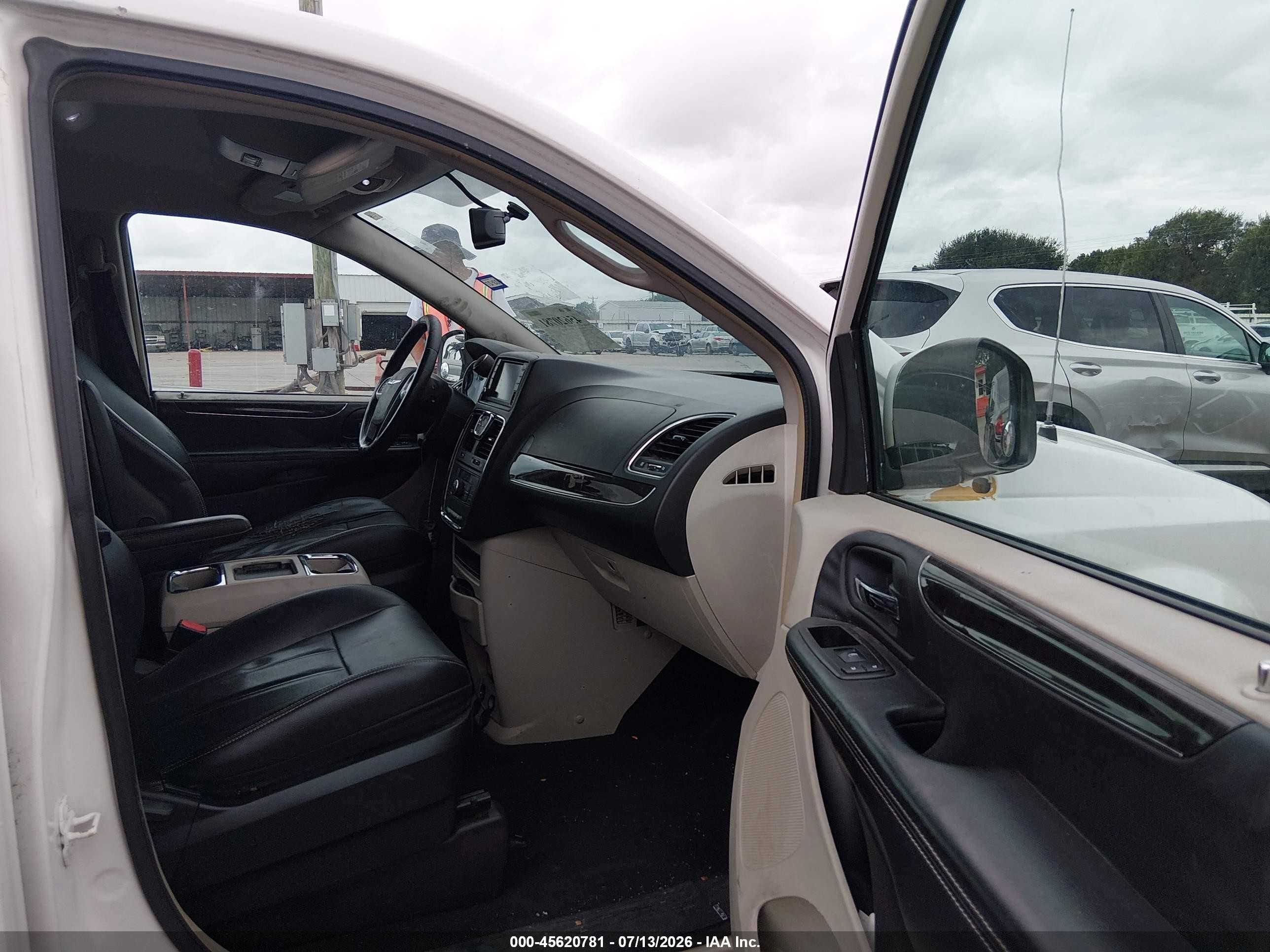 2014 Chrysler Town & Country Touring White vin: 2C4RC1BG7ER156421