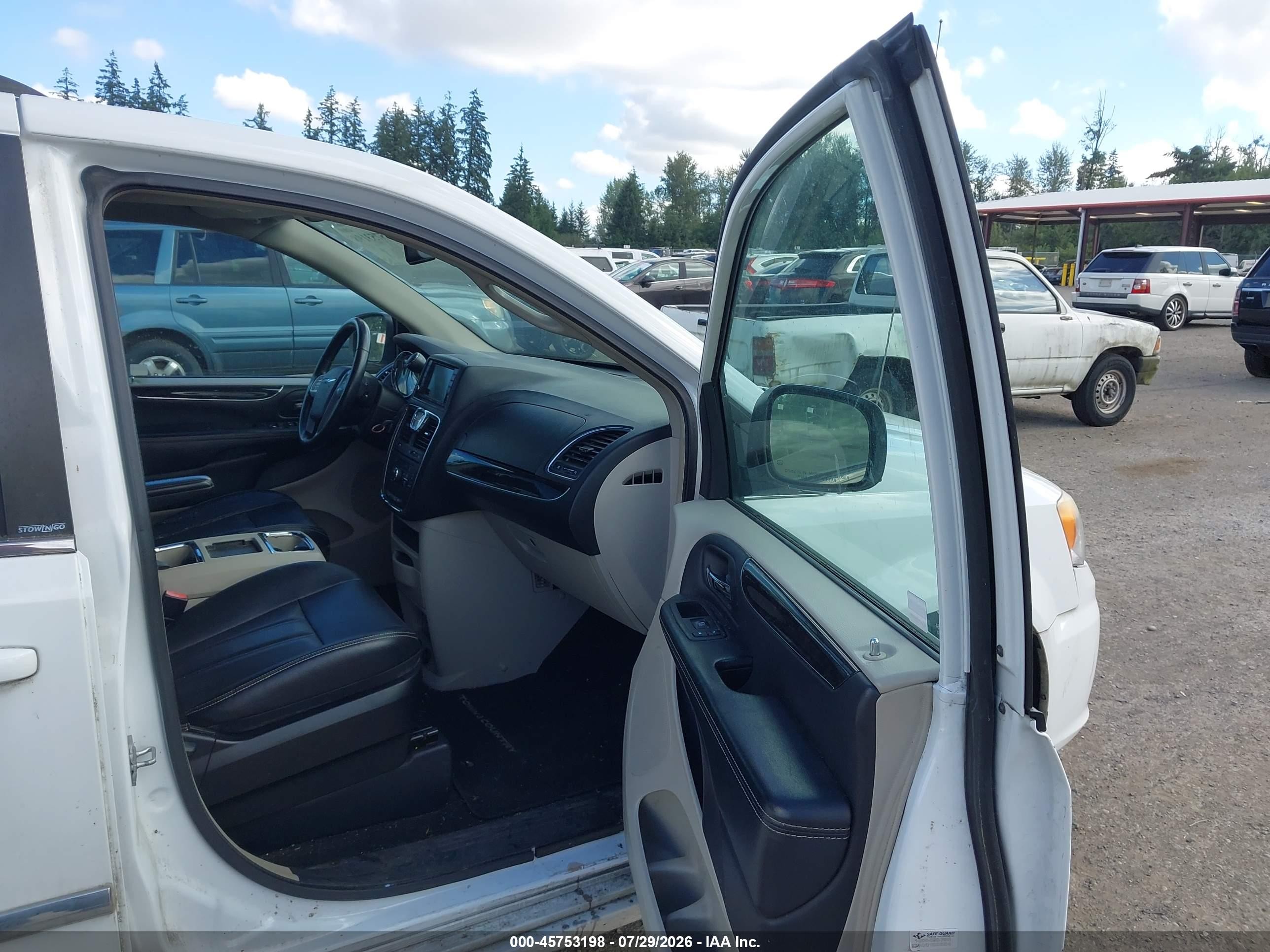 2014 Chrysler Town & Country Touring White vin: 2C4RC1BG7ER211627