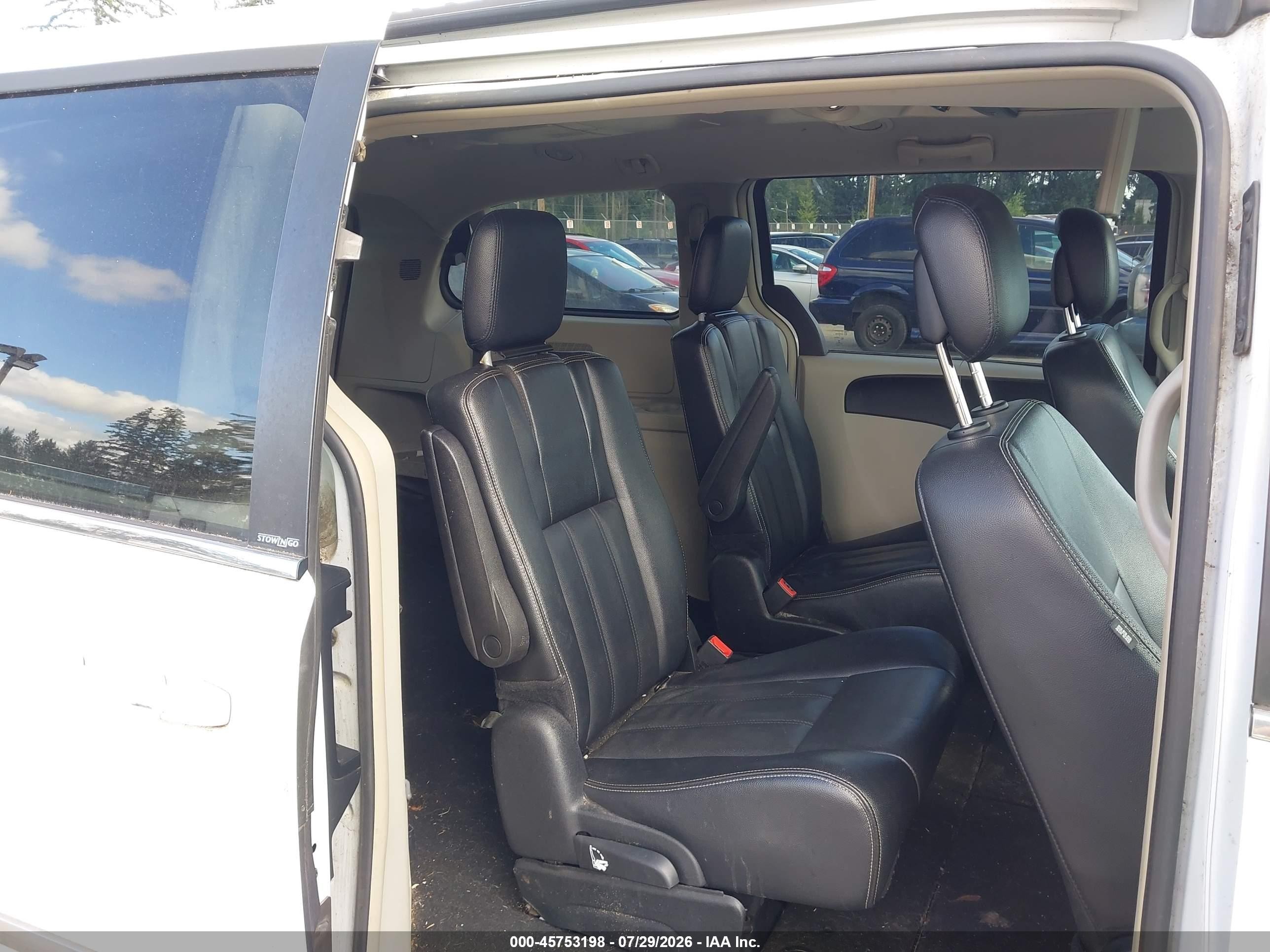 2014 Chrysler Town & Country Touring White vin: 2C4RC1BG7ER211627