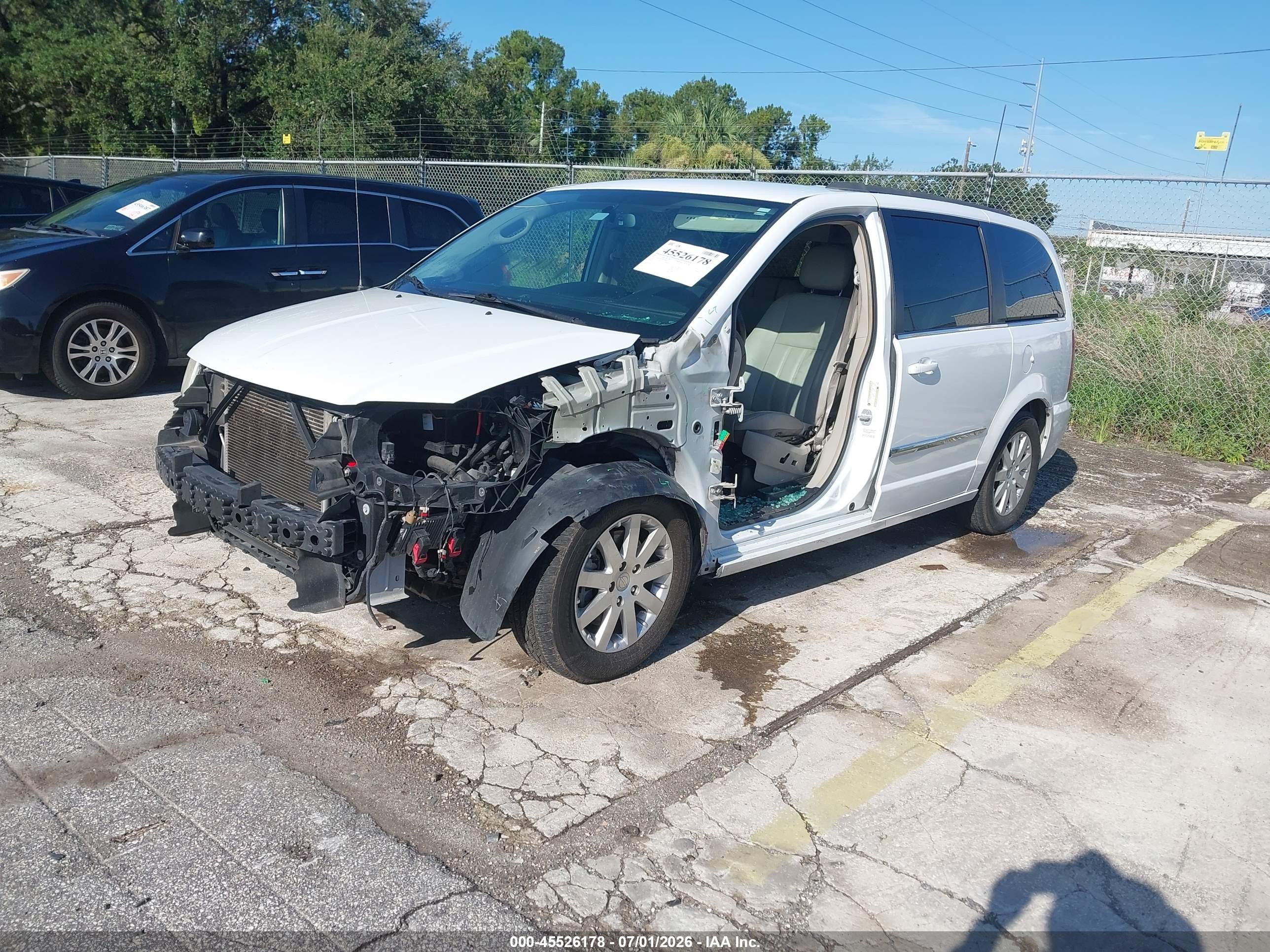 2014 Chrysler Town & Country Touring White vin: 2C4RC1BG7ER236687
