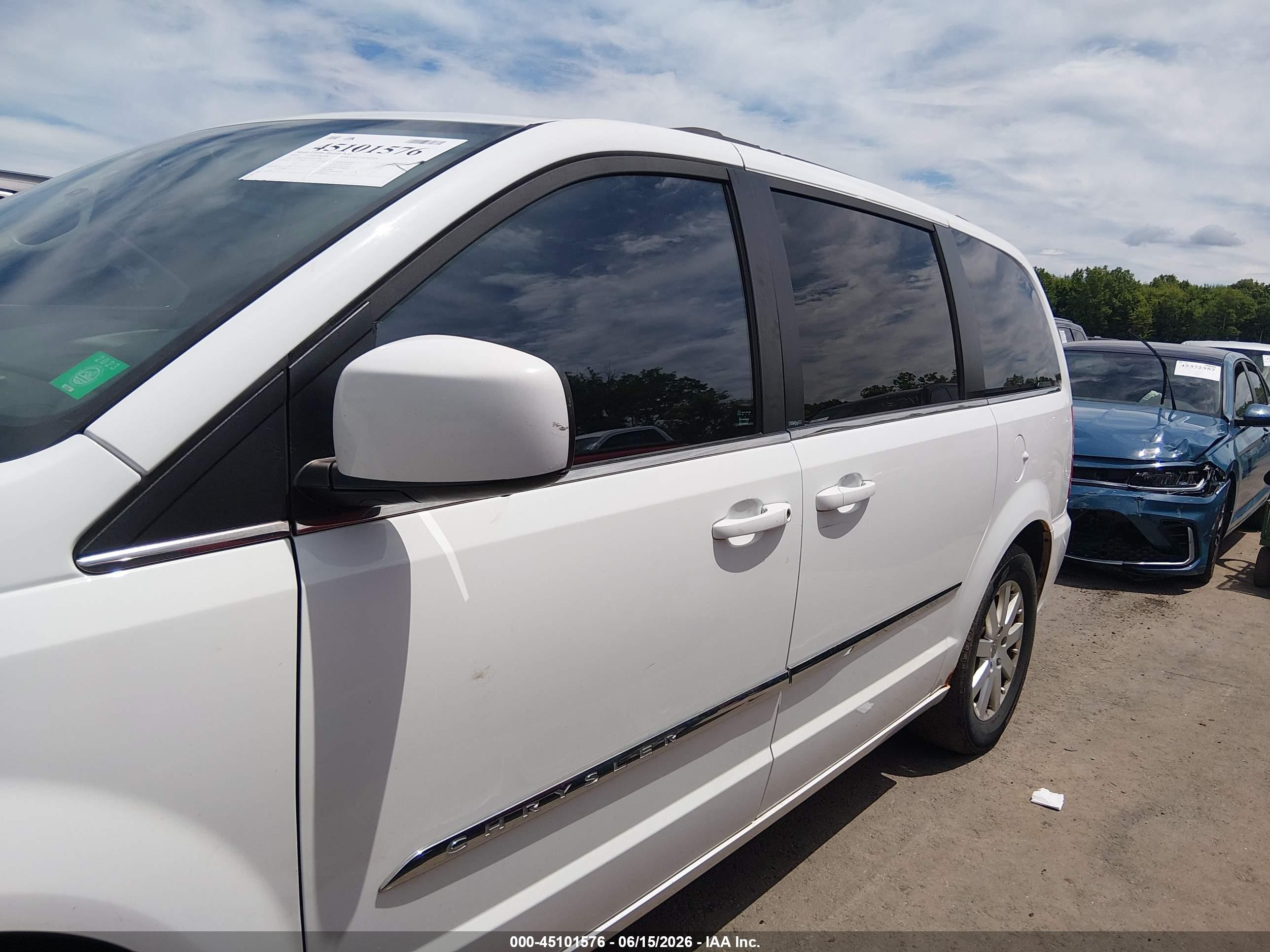 2014 Chrysler Town & Country Touring White vin: 2C4RC1BG7ER275280