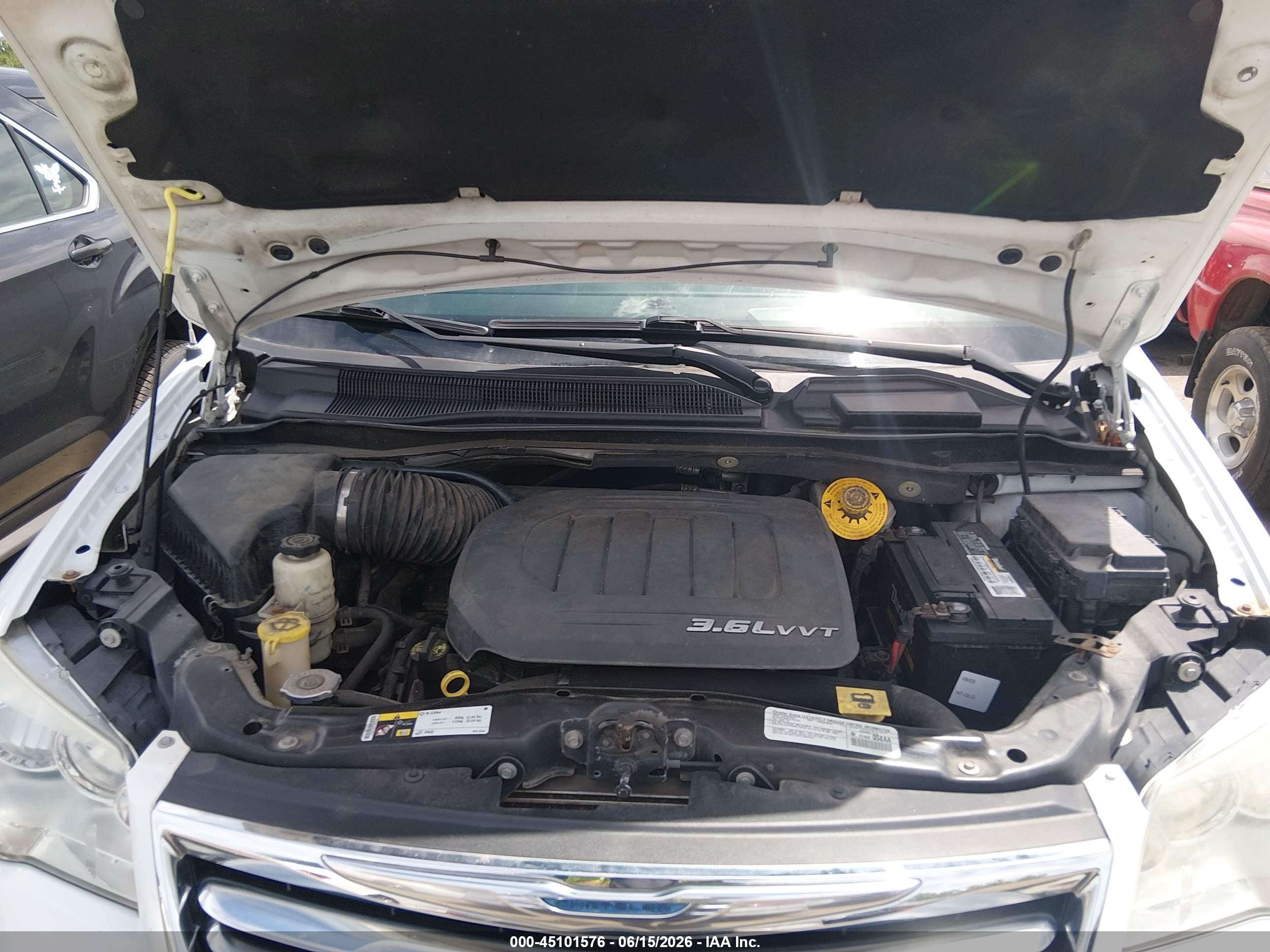2014 Chrysler Town & Country Touring White vin: 2C4RC1BG7ER275280