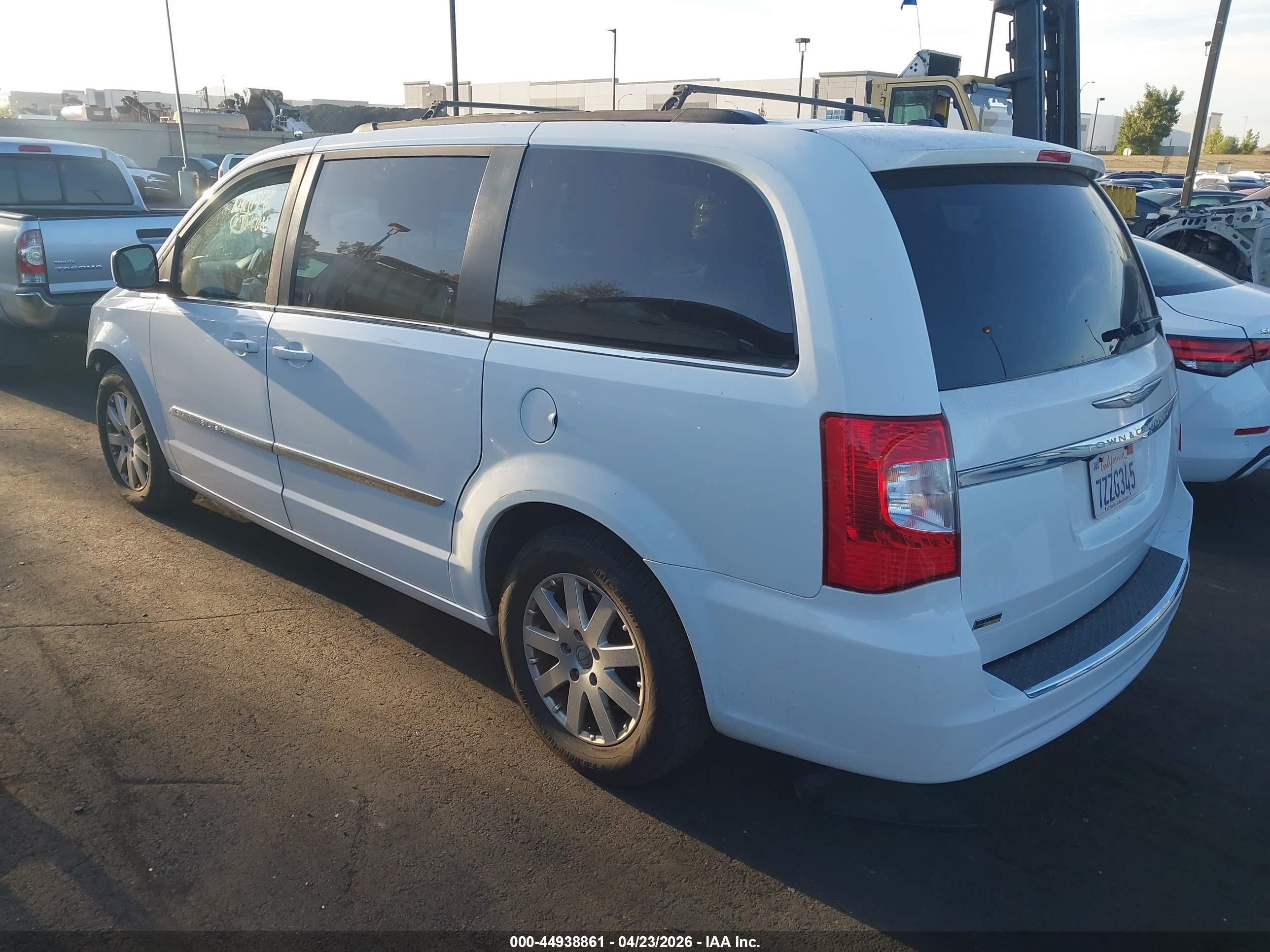 2014 Chrysler Town & Country Touring White vin: 2C4RC1BG7ER395192