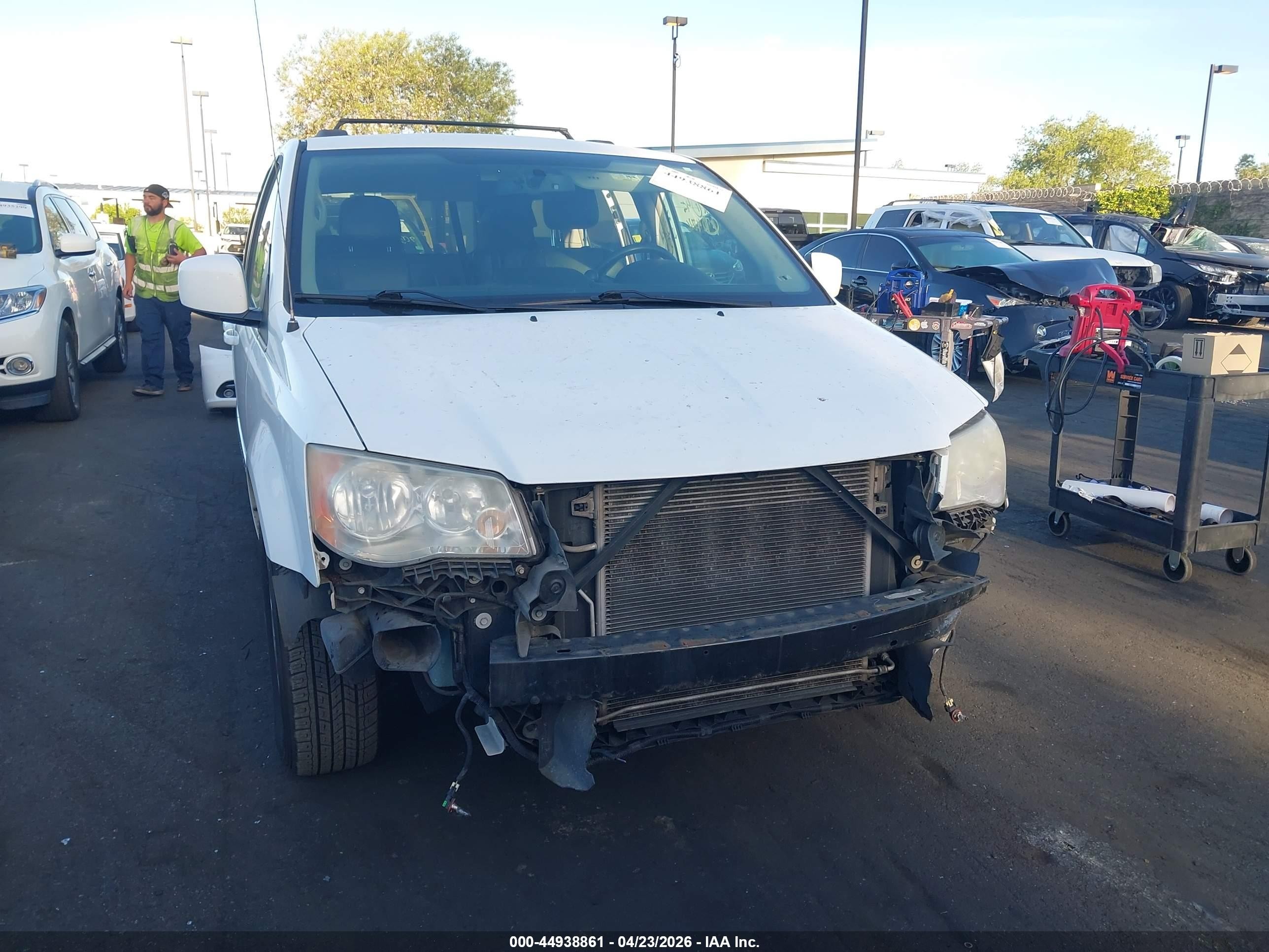 2014 Chrysler Town & Country Touring White vin: 2C4RC1BG7ER395192