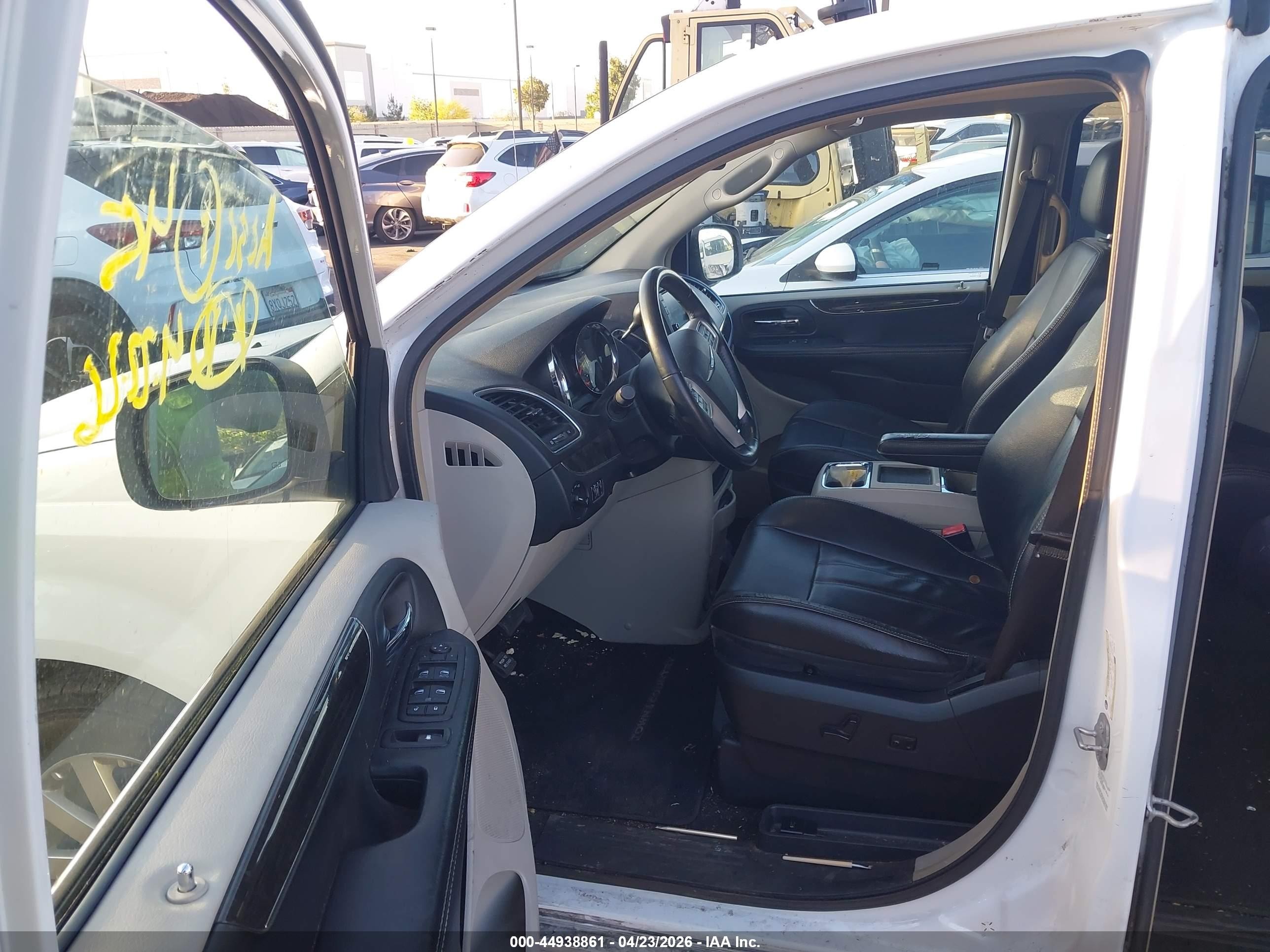 2014 Chrysler Town & Country Touring White vin: 2C4RC1BG7ER395192